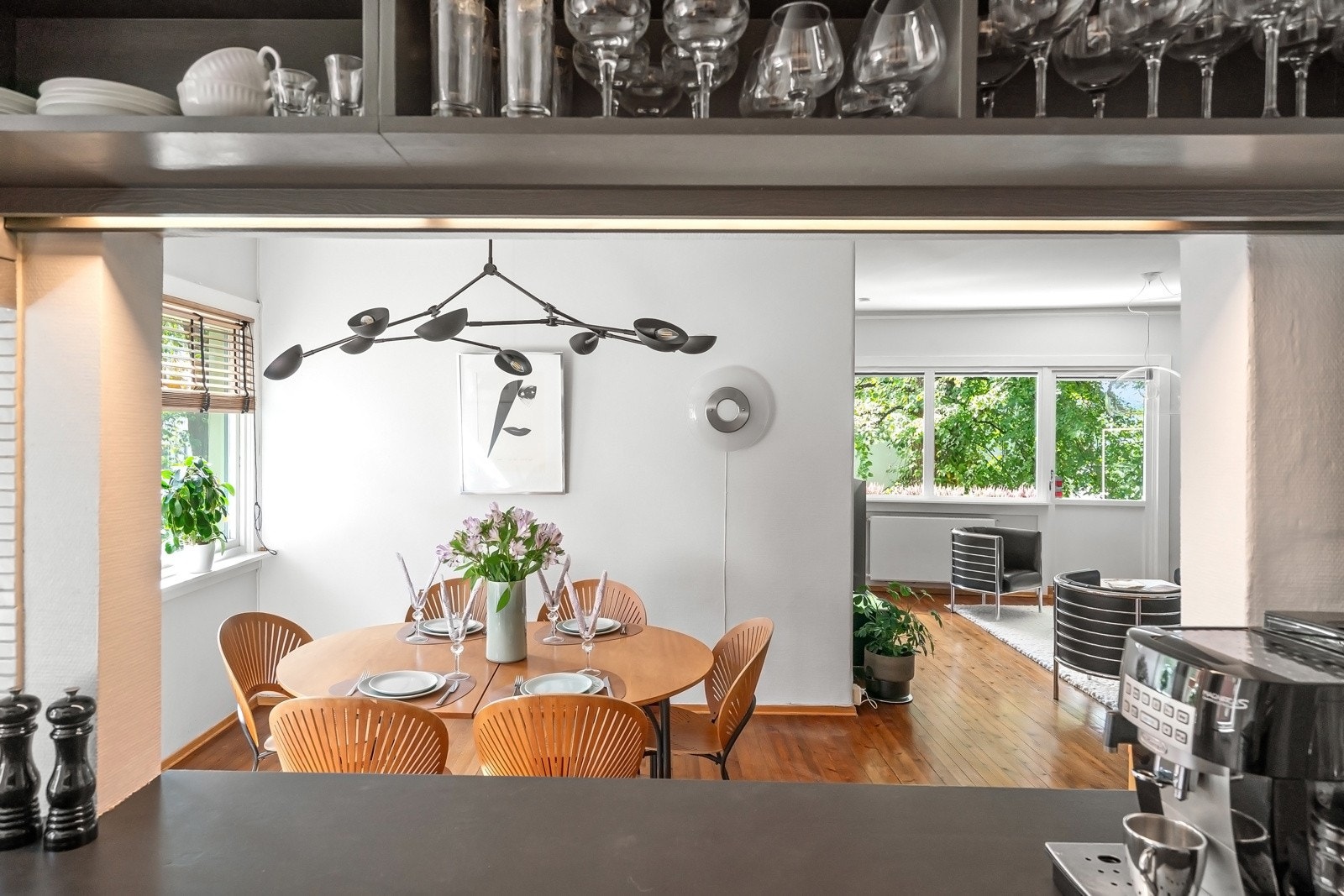 Hyggelig utsyn fra kjøkkenet til leiligheten Galleribilde