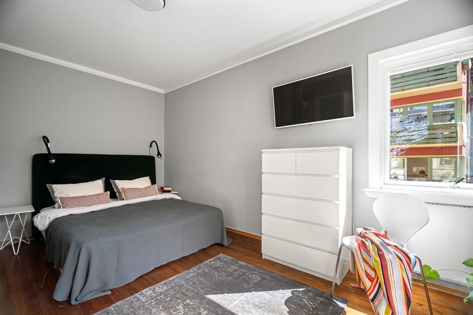 Hovedsoverommet er av svært god størrelse, med plass til dobbeltseng med nattbord på hver side, garderobeløsning og øvrig ønsket møblering Galleribilde