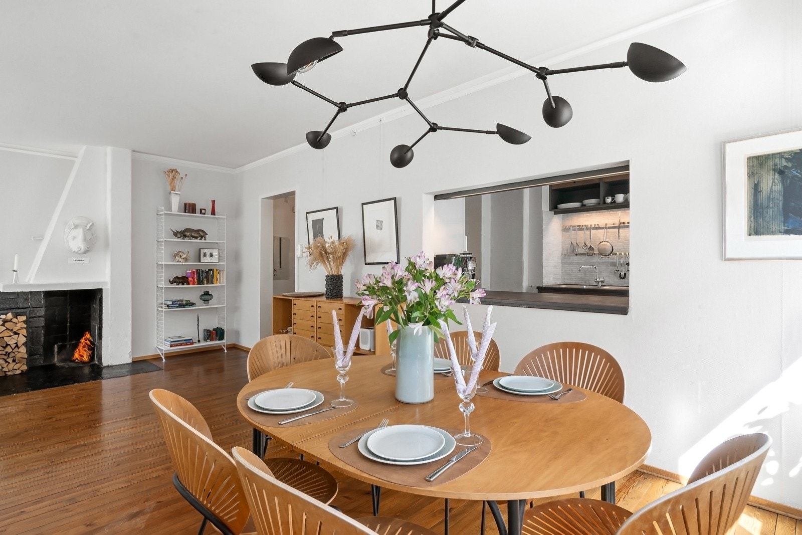 Kjøkken med delvis åpen løsning mot spisestuen, som gjør servering enkelt og praktisk Galleribilde