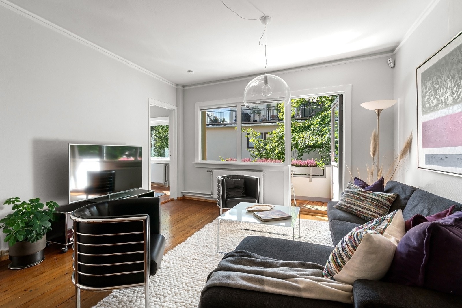 Leiligheten varmes opp via fjernvame, radiatorer. Galleribilde