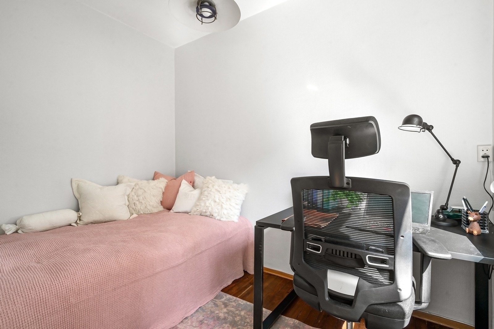 Det andre soverommet har plass til seng med garderobe og/eller en praktisk kontorpult Galleribilde