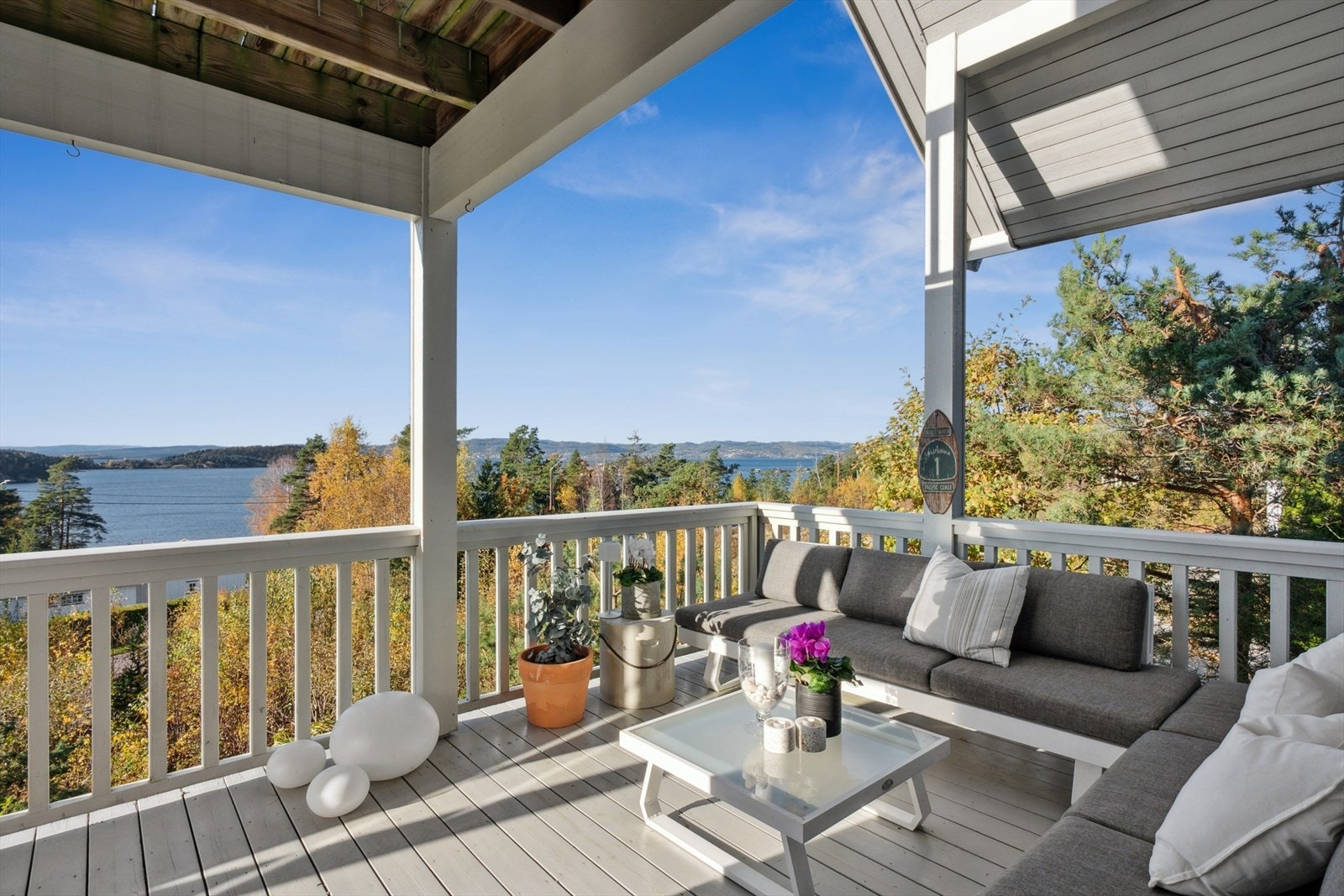 Terrassen er delvis overbygget, noe som gir skygge og skjermer for vind. Galleribilde