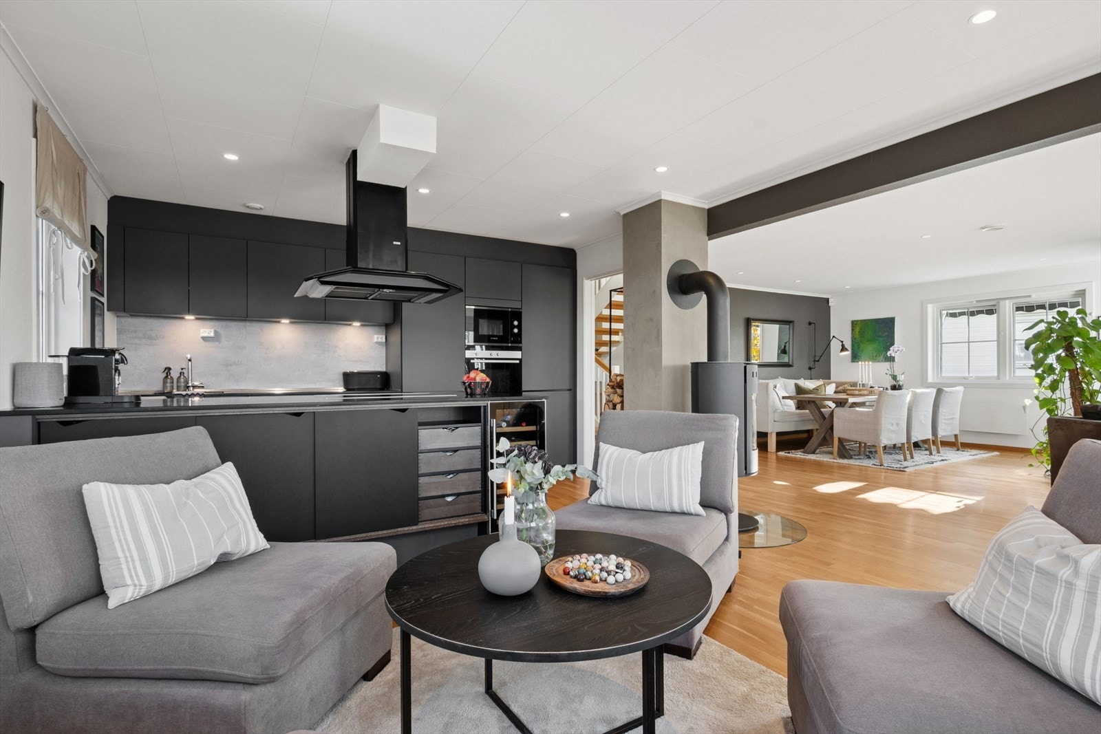 Kjøkkenet ligger i en åpen og sosial løsning mot stuen, noe som skaper en naturlig flyt mellom matlaging og måltider. Galleribilde