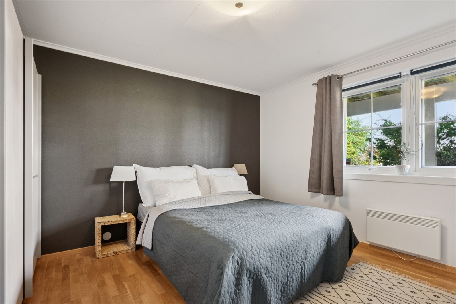 Soverom med skyvedørsgarderobe. Galleribilde