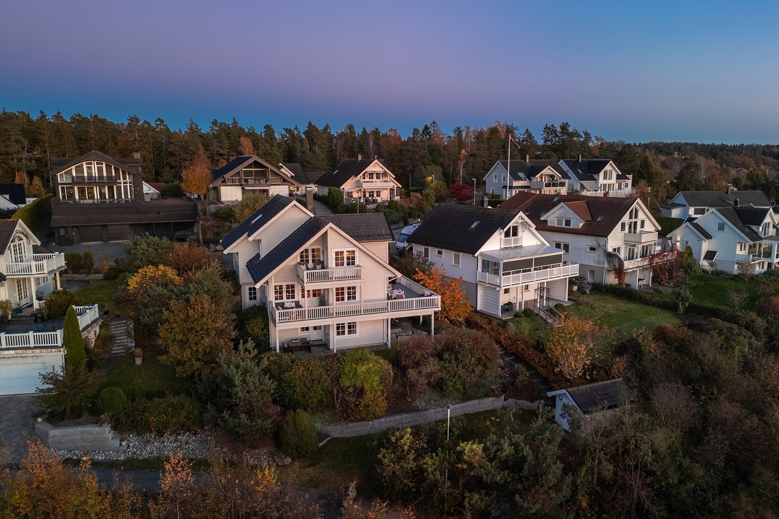 Området er spesielt populært blant barnefamilier på grunn av den umiddelbare nærheten til barnehager, en nyere barneskole med kunstgressbane, basketballbane, skaterampe m.m. Galleribilde