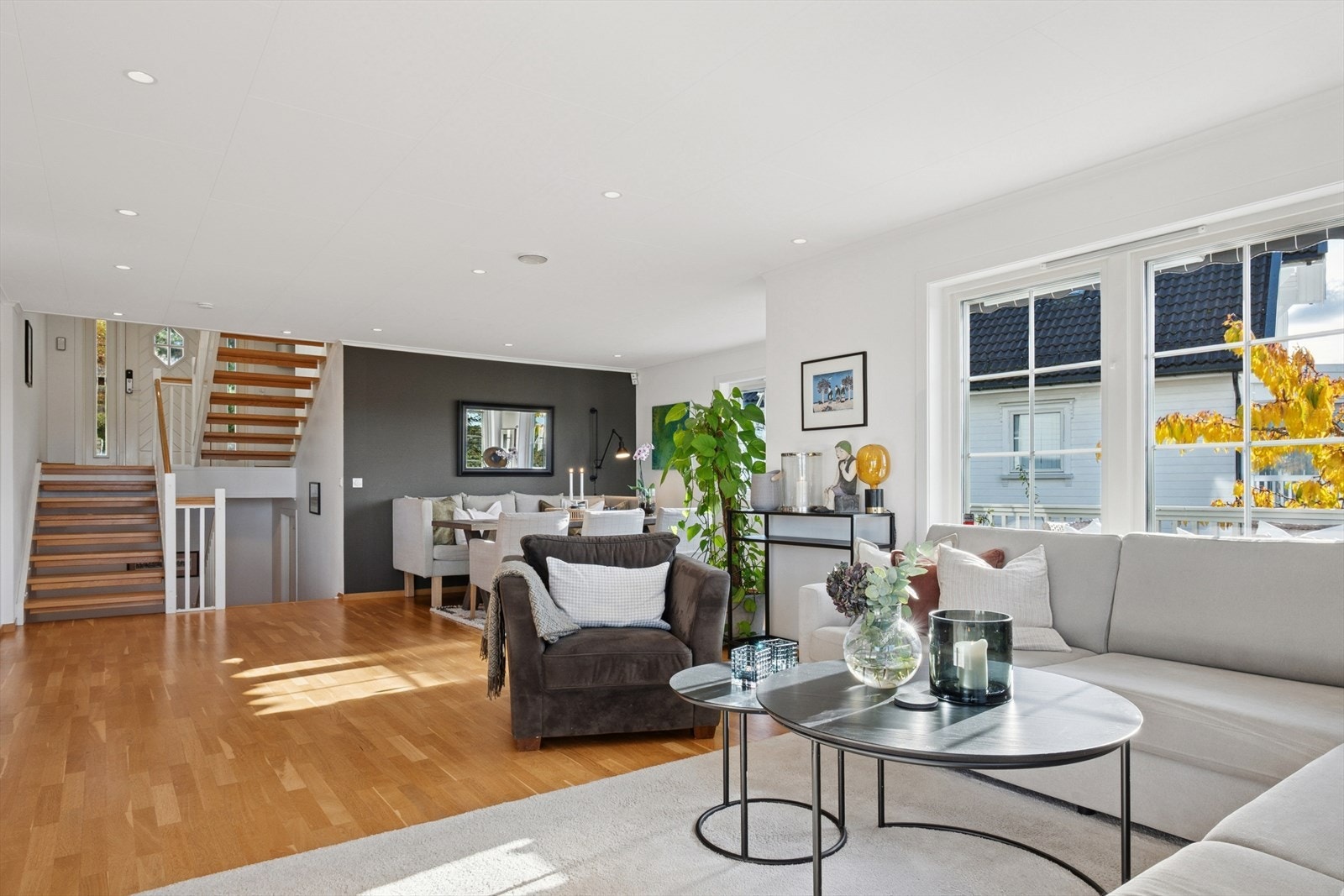 Stuen er delt inn i en loungedel, spisestue og en TV-stue, perfekt for både avslapning og sosiale sammenkomster. Galleribilde