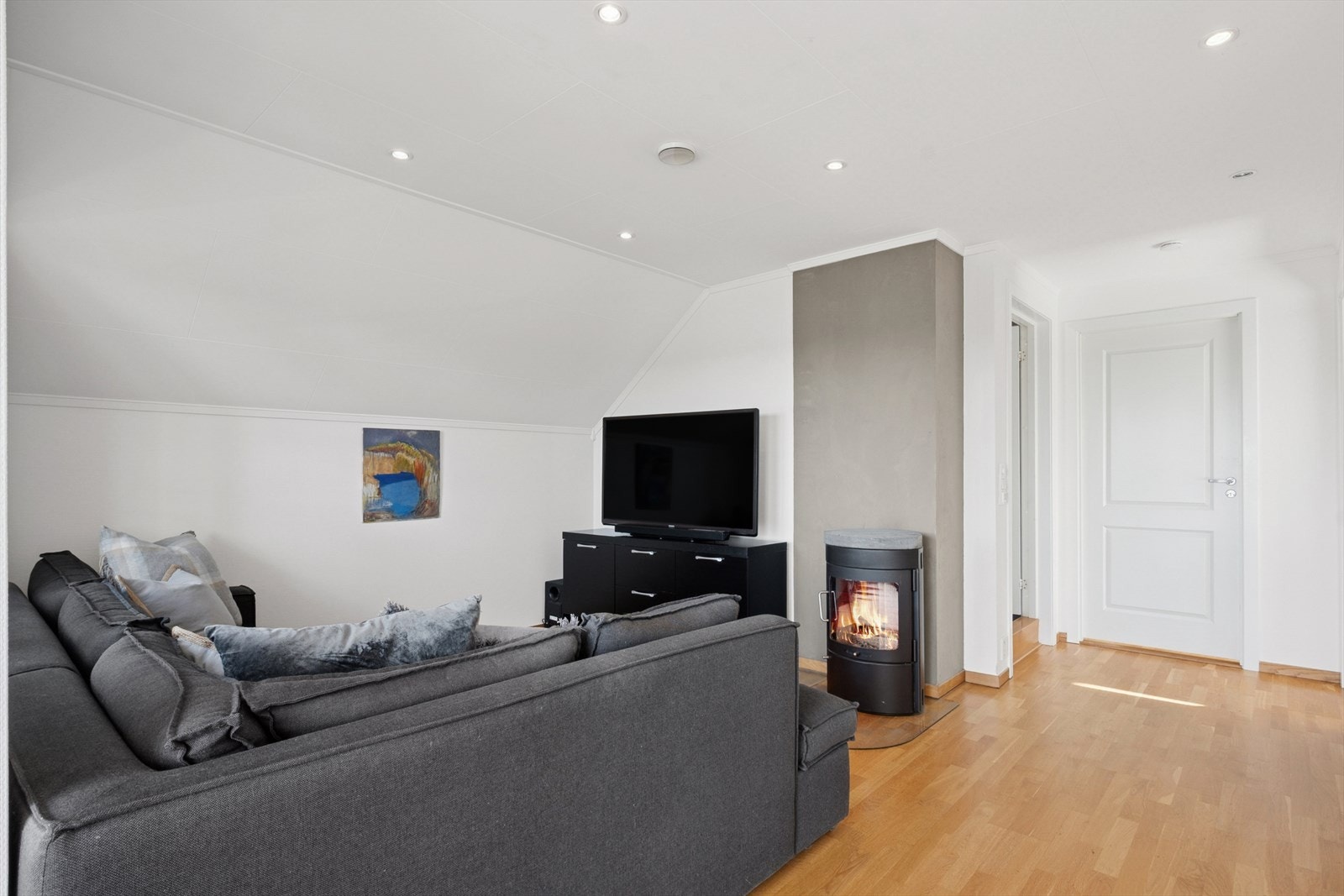 Lys og trivelig loftstue - perfekt som ungdomsavdeling, TV-stue eller et ekstra sosialt rom. Galleribilde