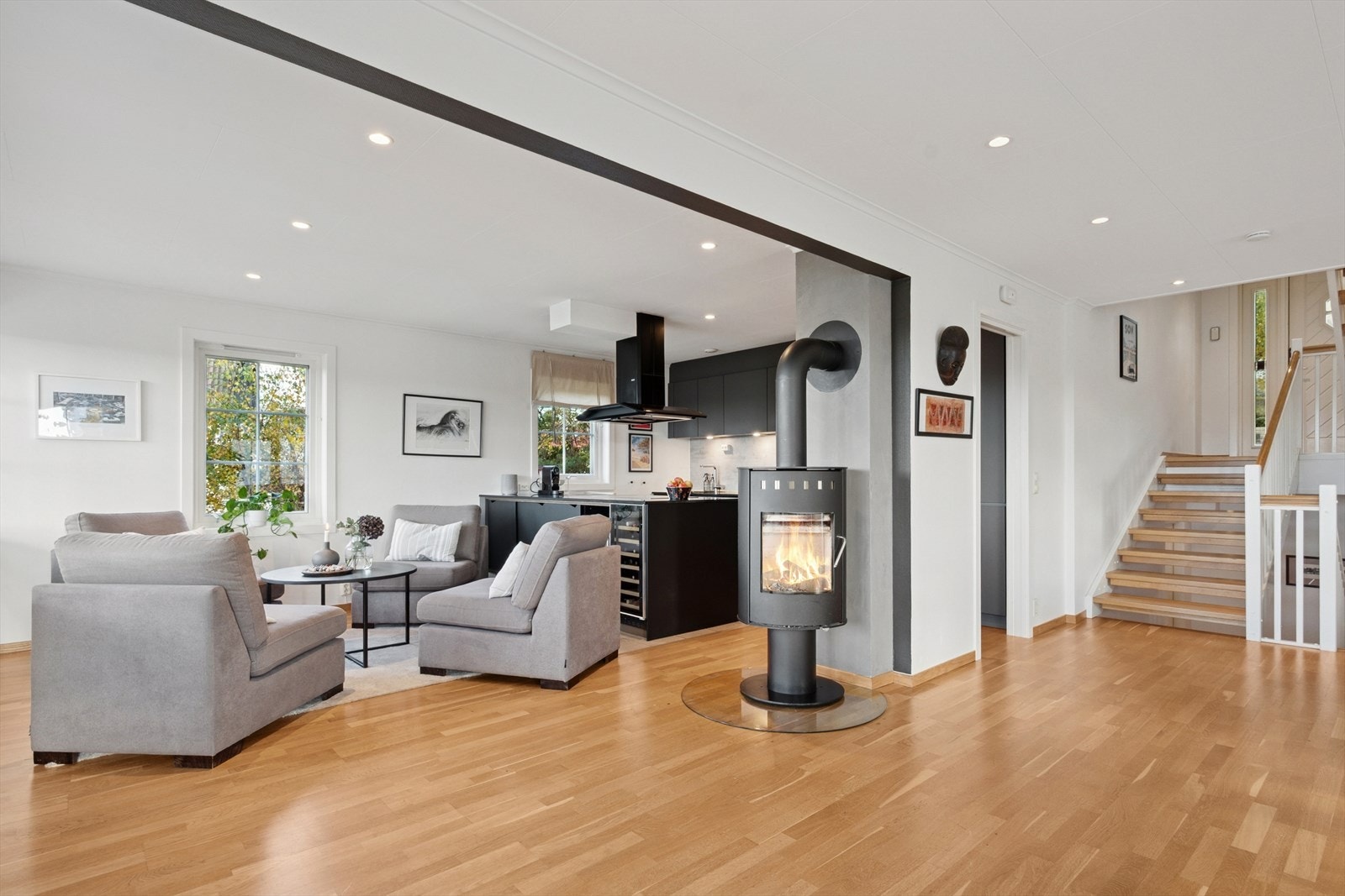 Stuen er utstyrt med en peisovn som gir lun varme på kalde vinterdager. Galleribilde