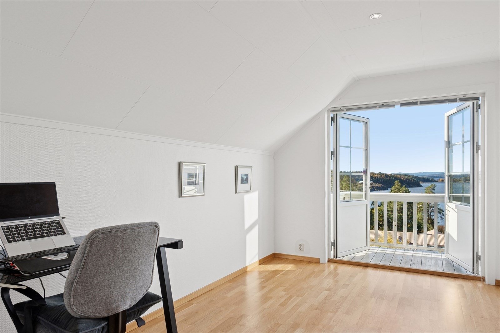 Fra loftstuen er det utgang til en balkong på 9 kvm med nydelig utsikt. Galleribilde