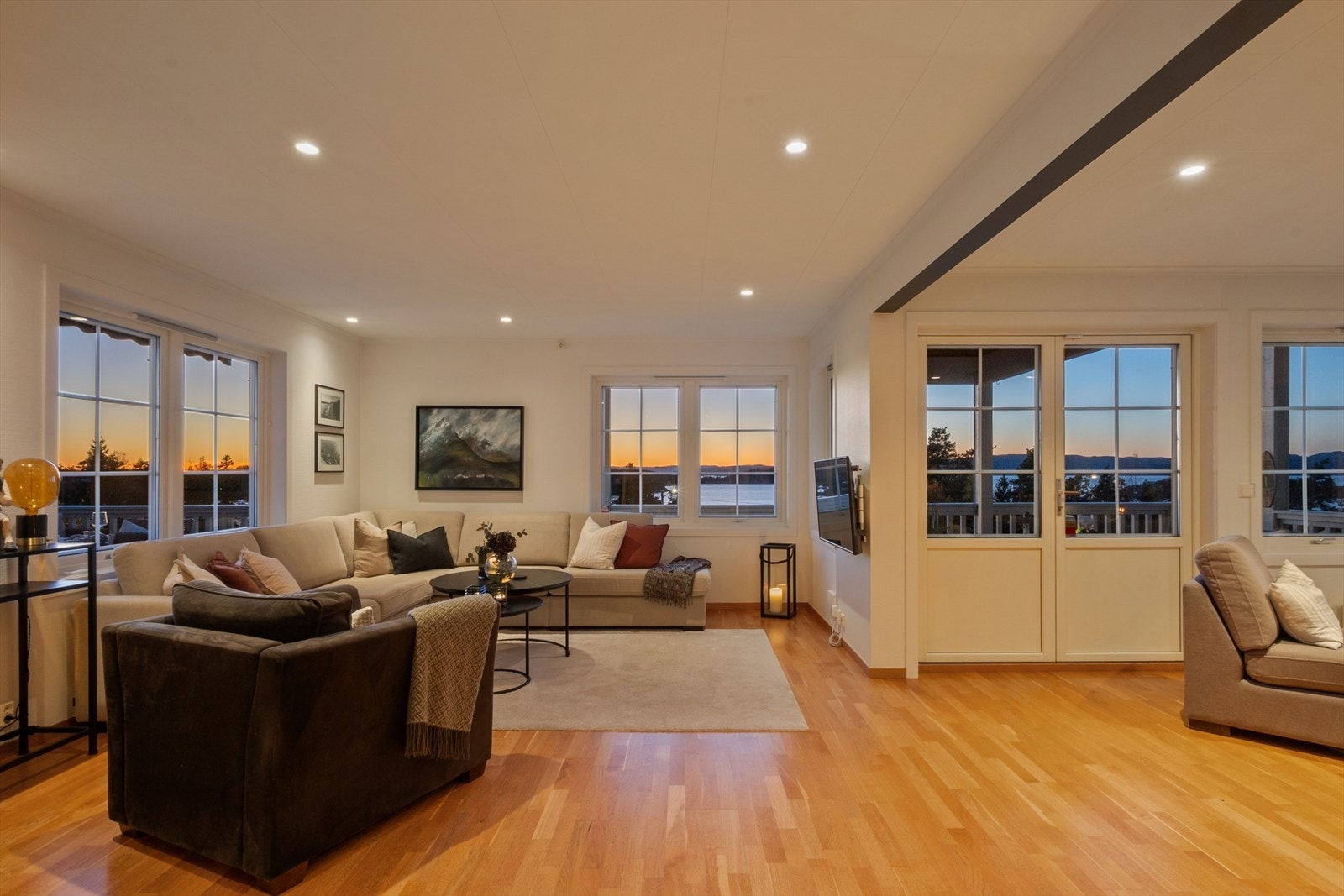 Hyggelig kveldsstemning med nydelig solnedgang. Galleribilde