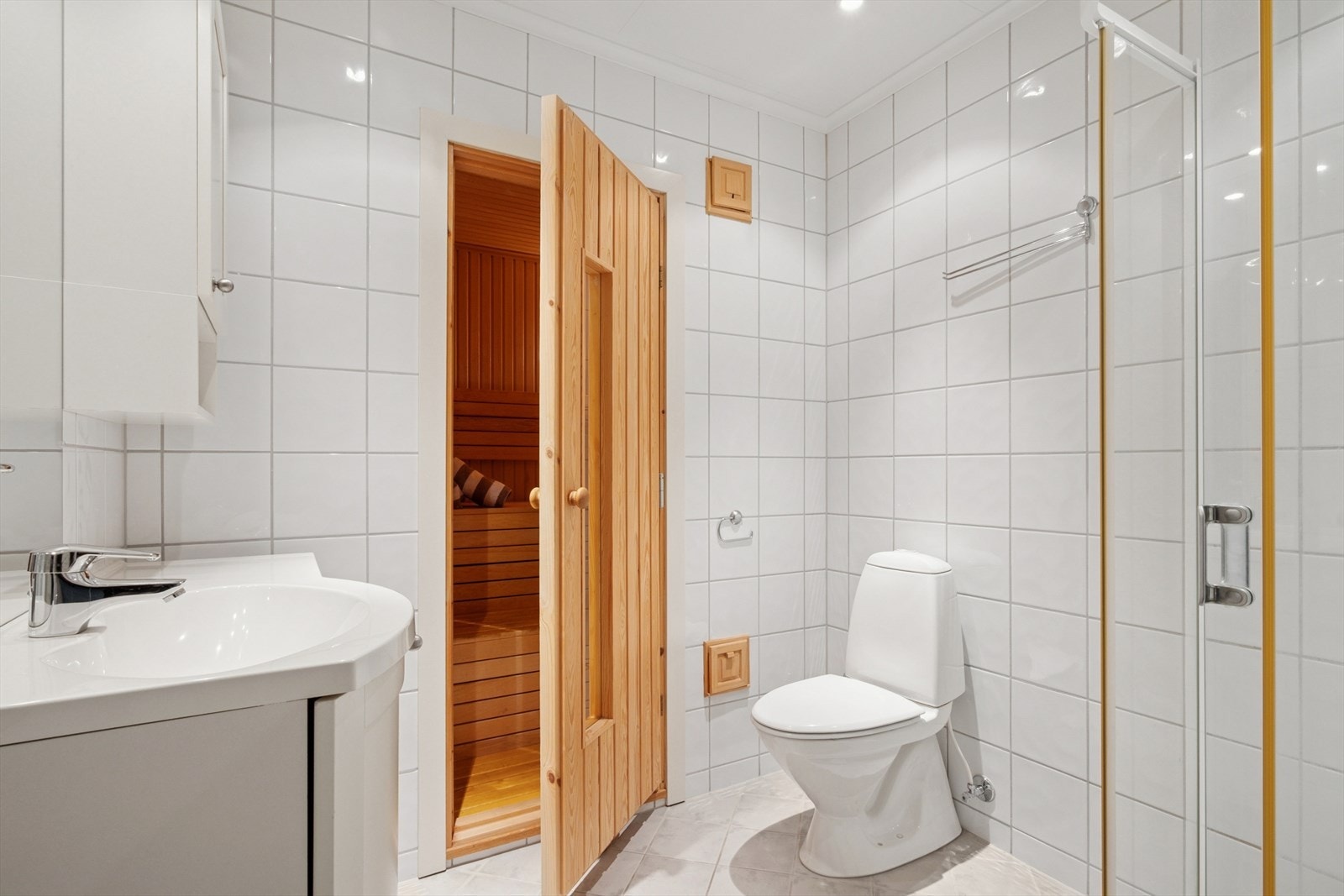 Badet i underetasjen har flislagte overflater, elektriske varmekabler i gulvet og downlights i himlingen. Galleribilde