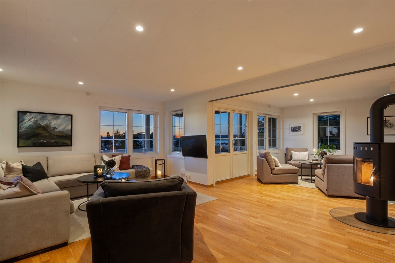 Kveldsstemning med fyr i peisen. Galleribilde