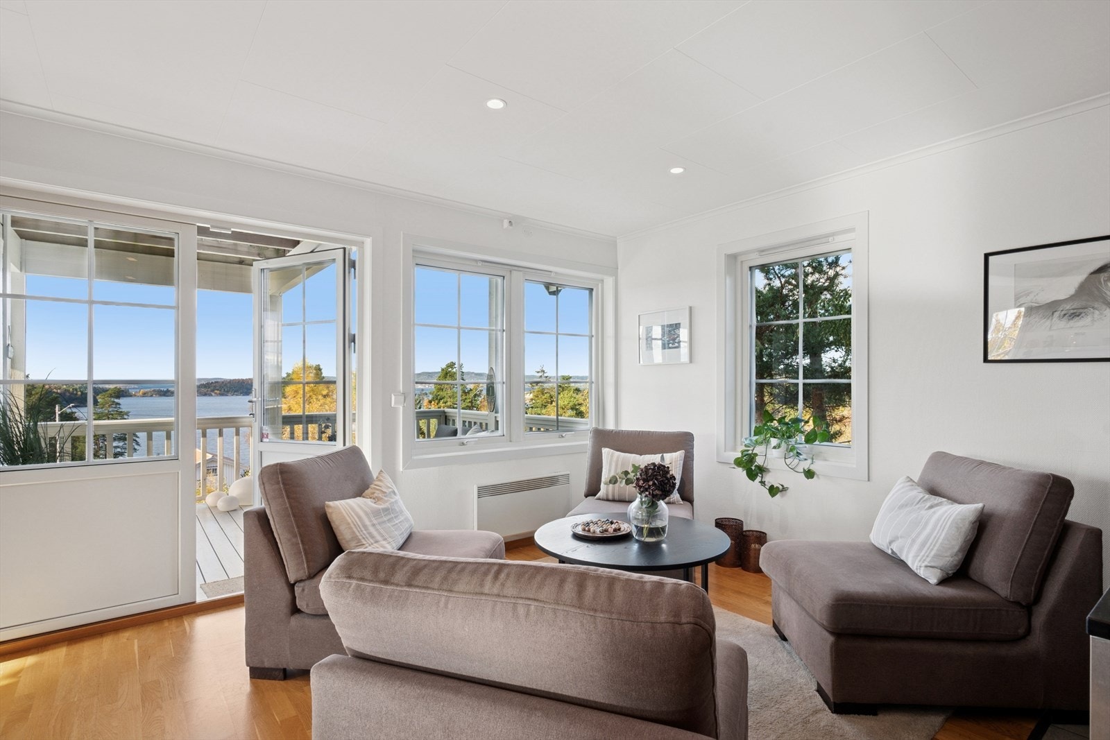 Fra stuen er det utgang til en stor og solrik terrasse på ca. 44 kvm. Galleribilde