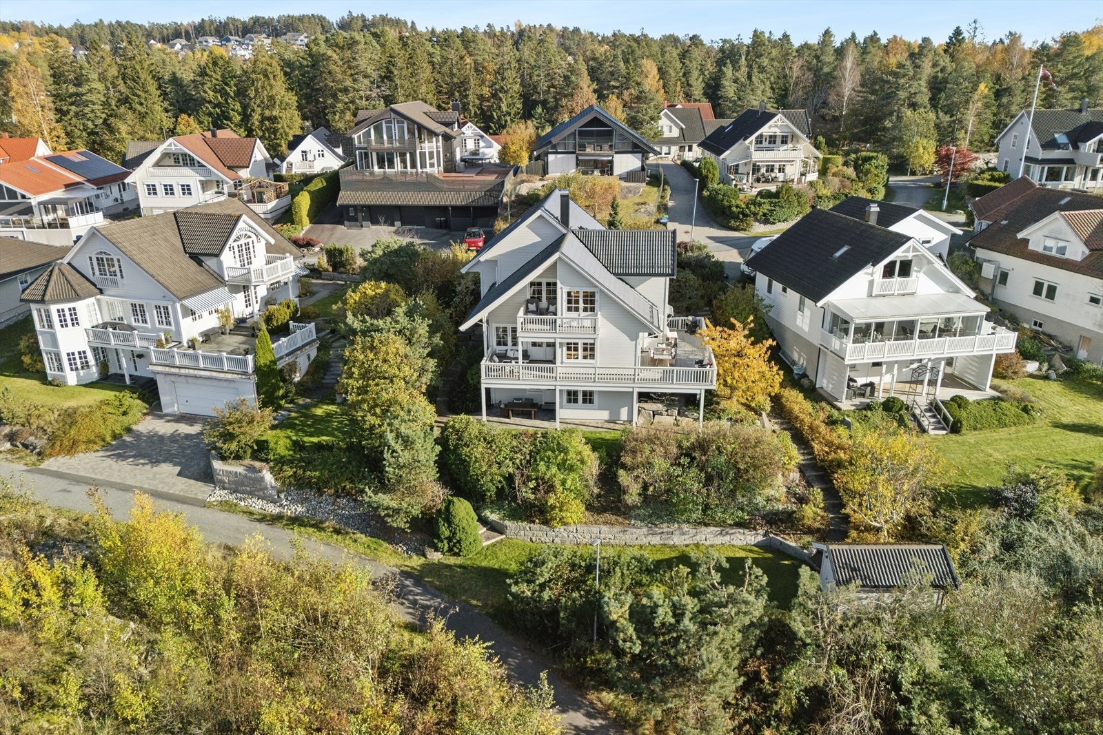 Eiendommen byr også på en romslig hage med god boltreplass for hele familien. Galleribilde