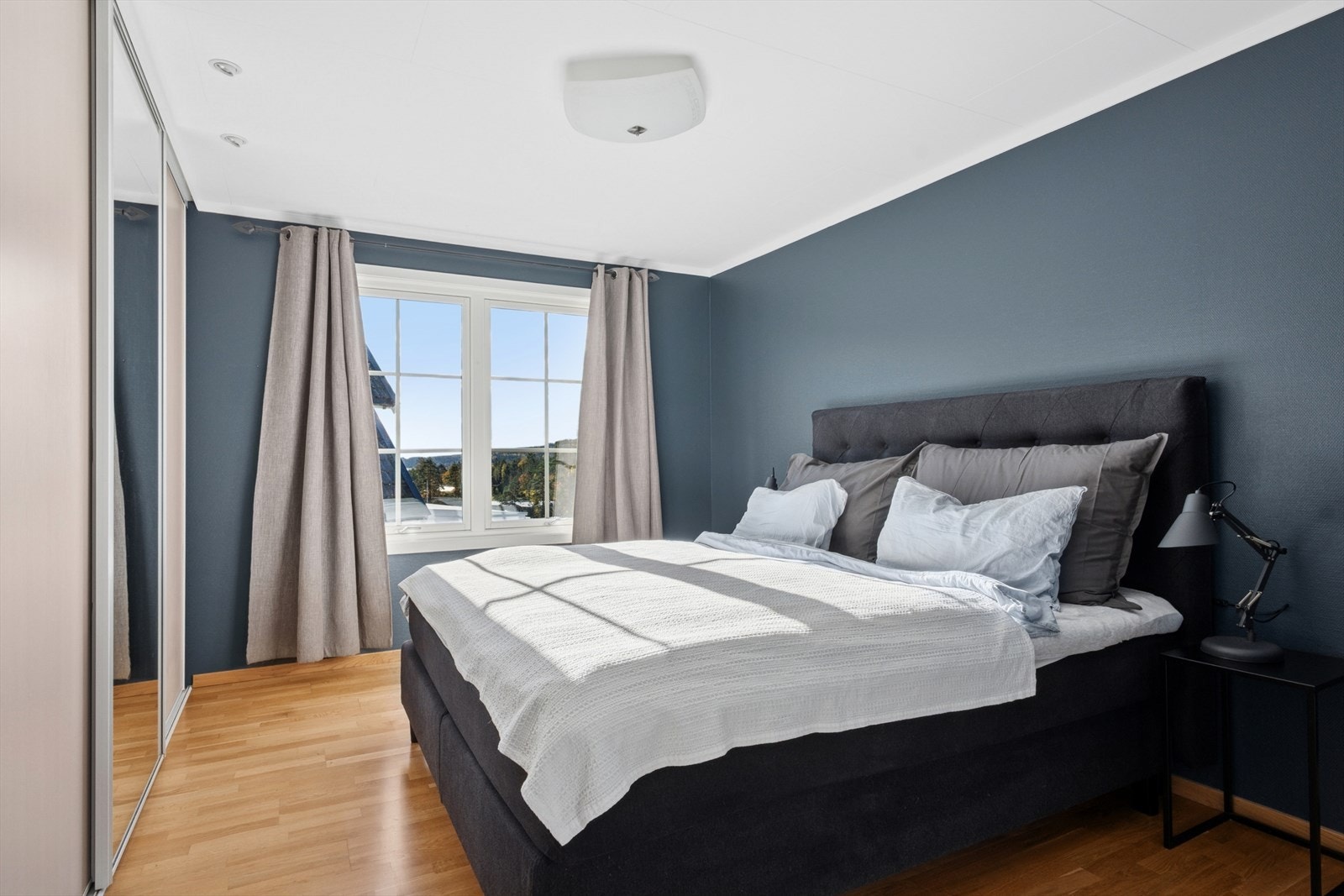 Hovedsoverommet er utstyrt med skyvedørsgarderobe. Galleribilde