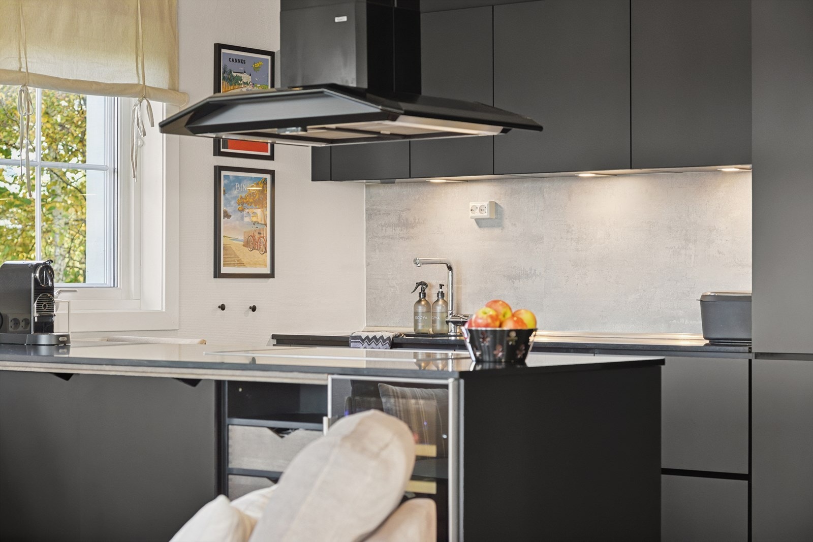 Hvitevarer som stekeovn, mikrobølgeovn, vinskap, platetopp, oppvaskmaskin og kjøleskap er integrert. Kjøkkeninnredning fra Kvik. Galleribilde