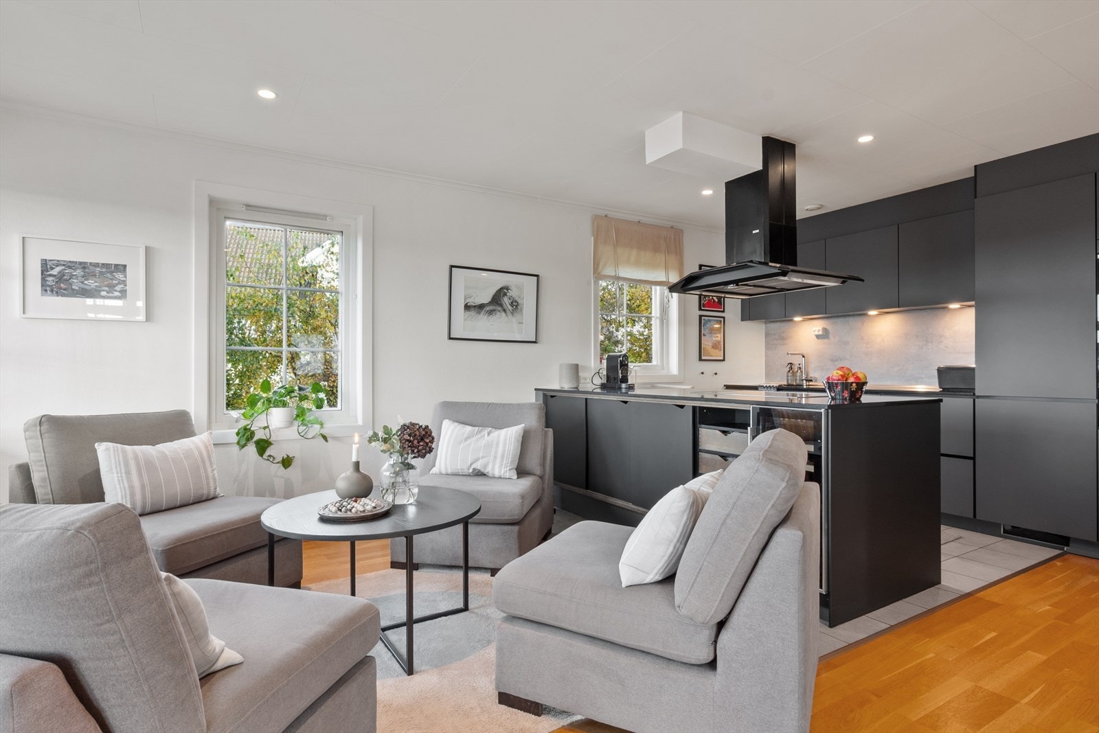 Hyggelig lounge område ved siden av kjøkkenet. Galleribilde