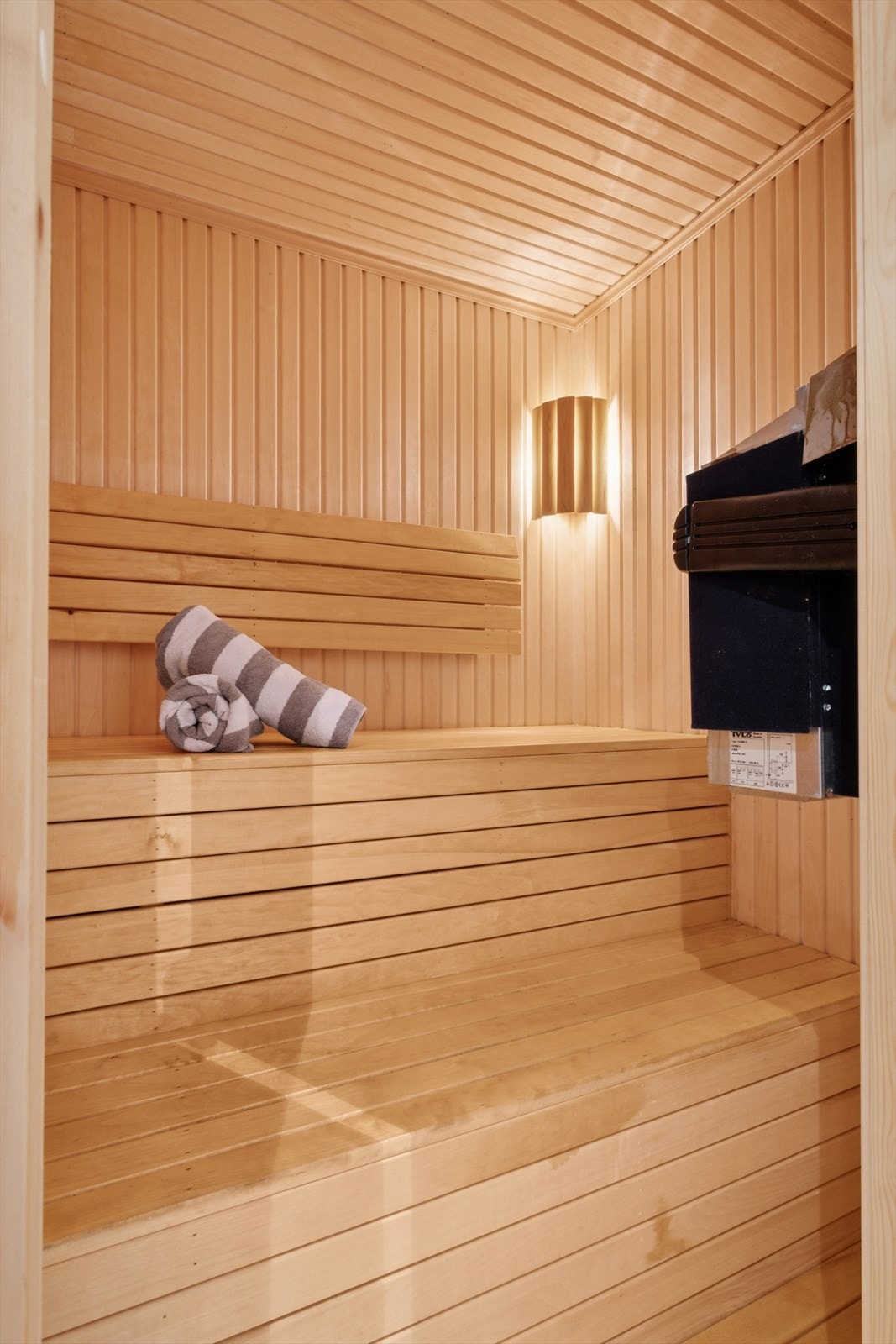 Badet i underetasjen har direkte adkomst til en herlig badstue med tregulv og vegger kledd i trepanel. Galleribilde