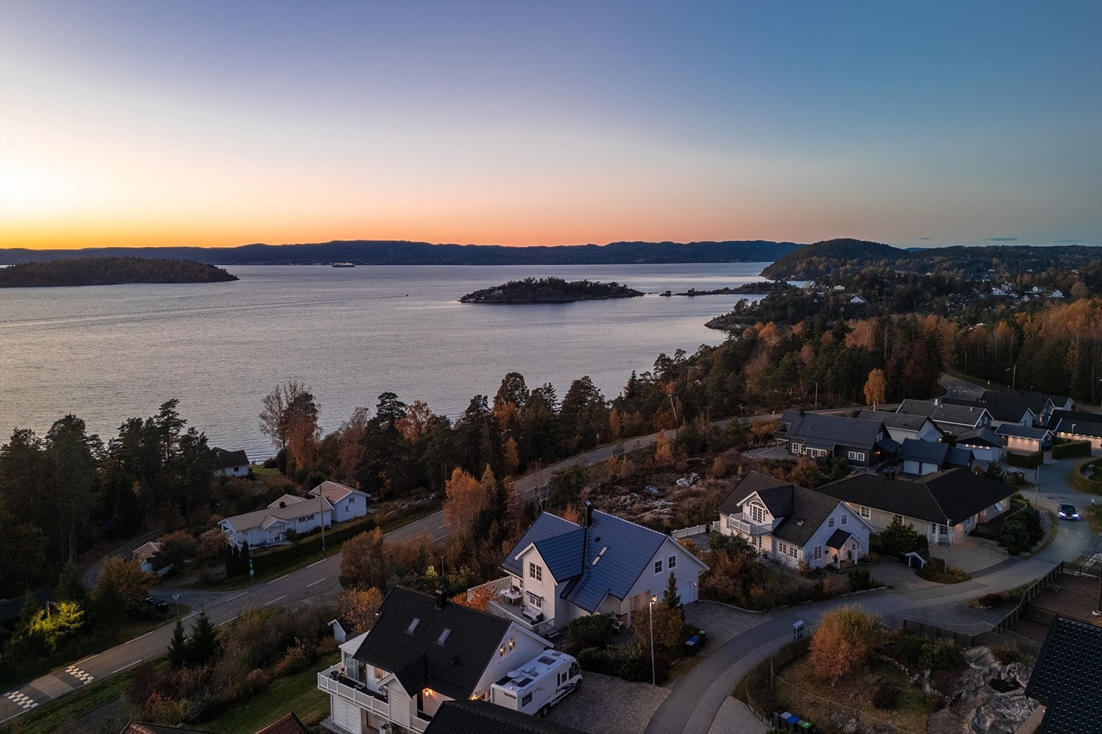 Eiendommen har en flott beliggenhet med nydelig utsikt. Galleribilde