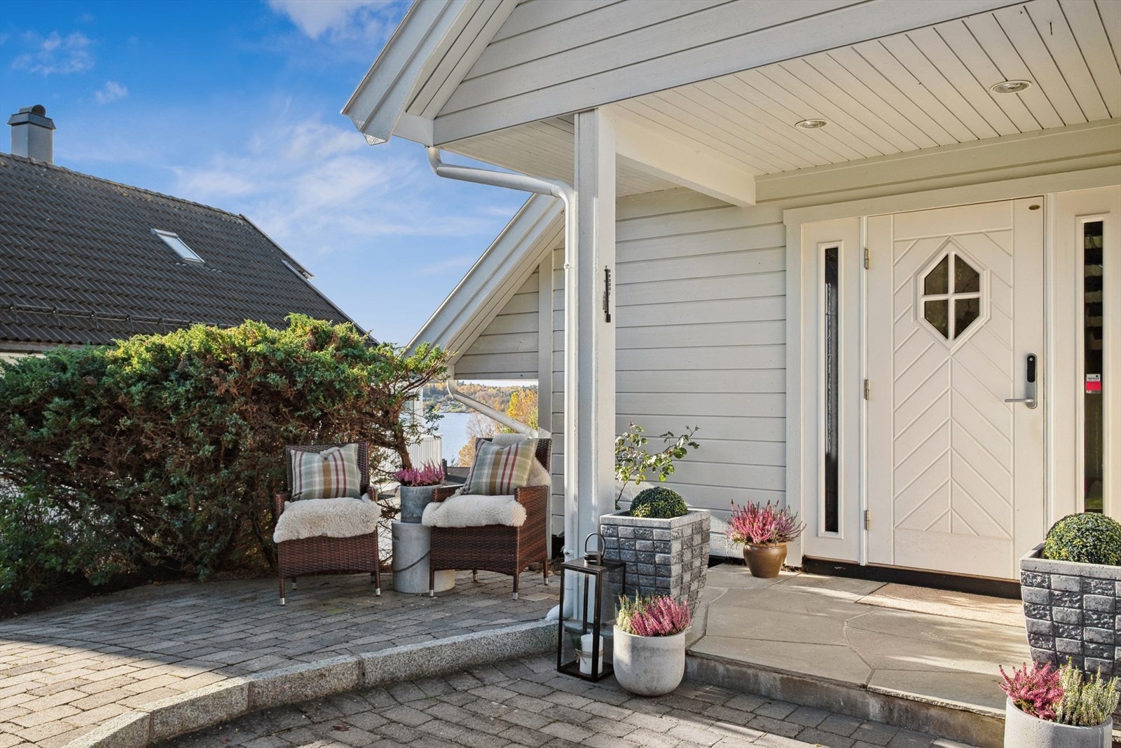 Pent og frodig opparbeidet uteområde ved inngangspartiet. Galleribilde