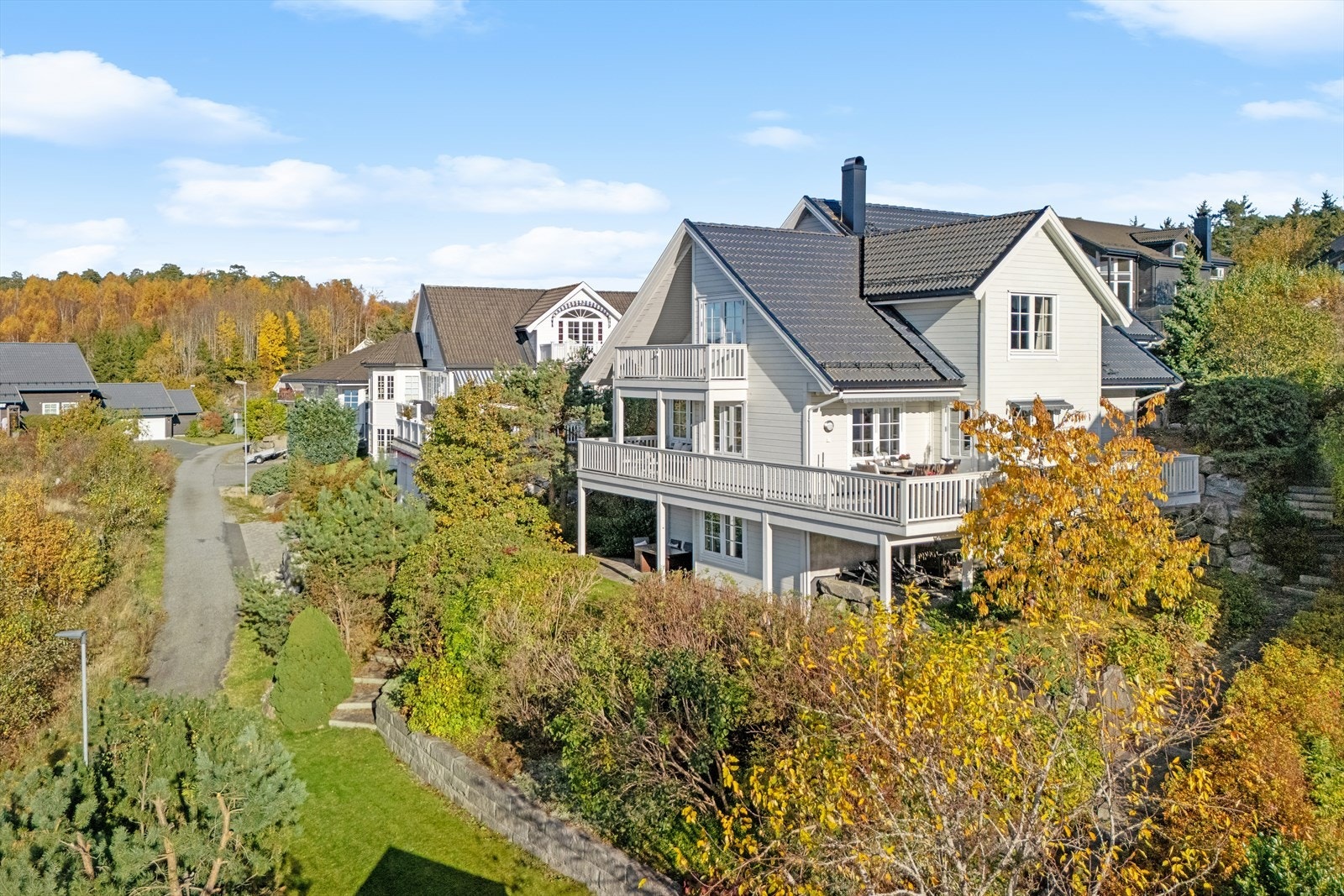 Hubrosvingen 16 er en flott og innholdsrik enebolig, beliggende i et veletablert og barnevennlig boområde. Galleribilde