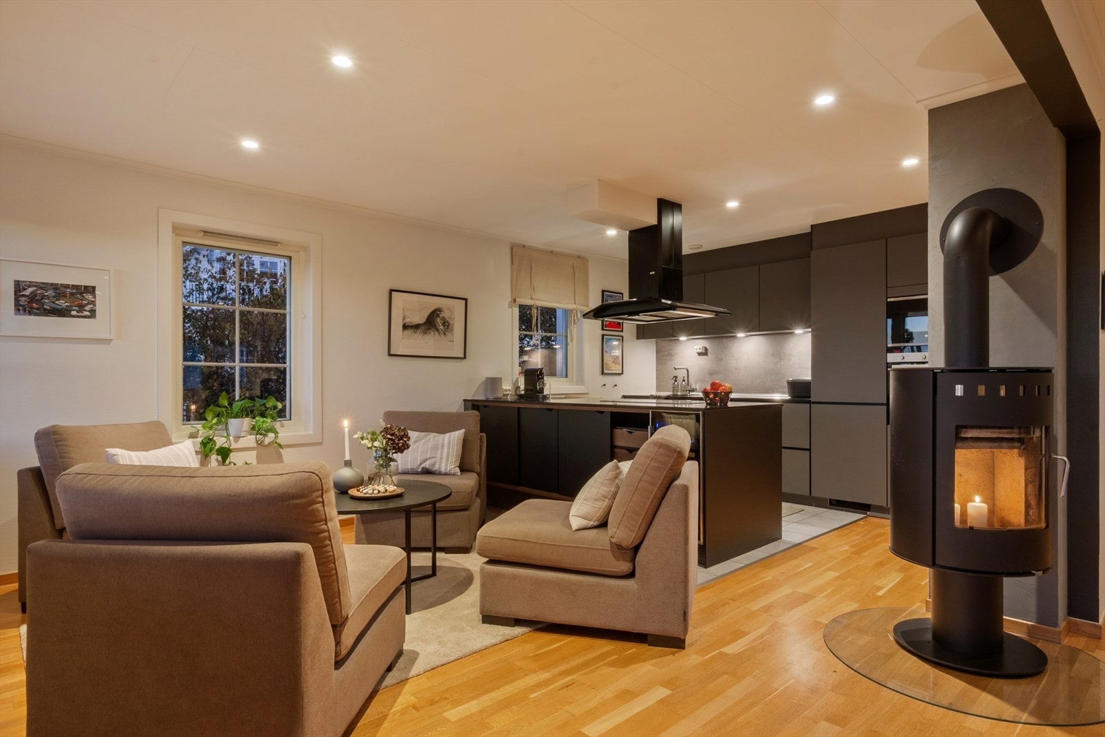 Innfelte lys i himlingen sørger for en behagelig og stemningsfull belysning på kveldstid. Galleribilde