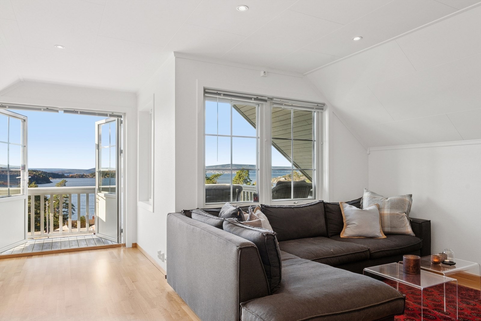 Stue i andre etasje som enkelt kan bli det ekstra oppholdsrommet for liten og stor. Galleribilde