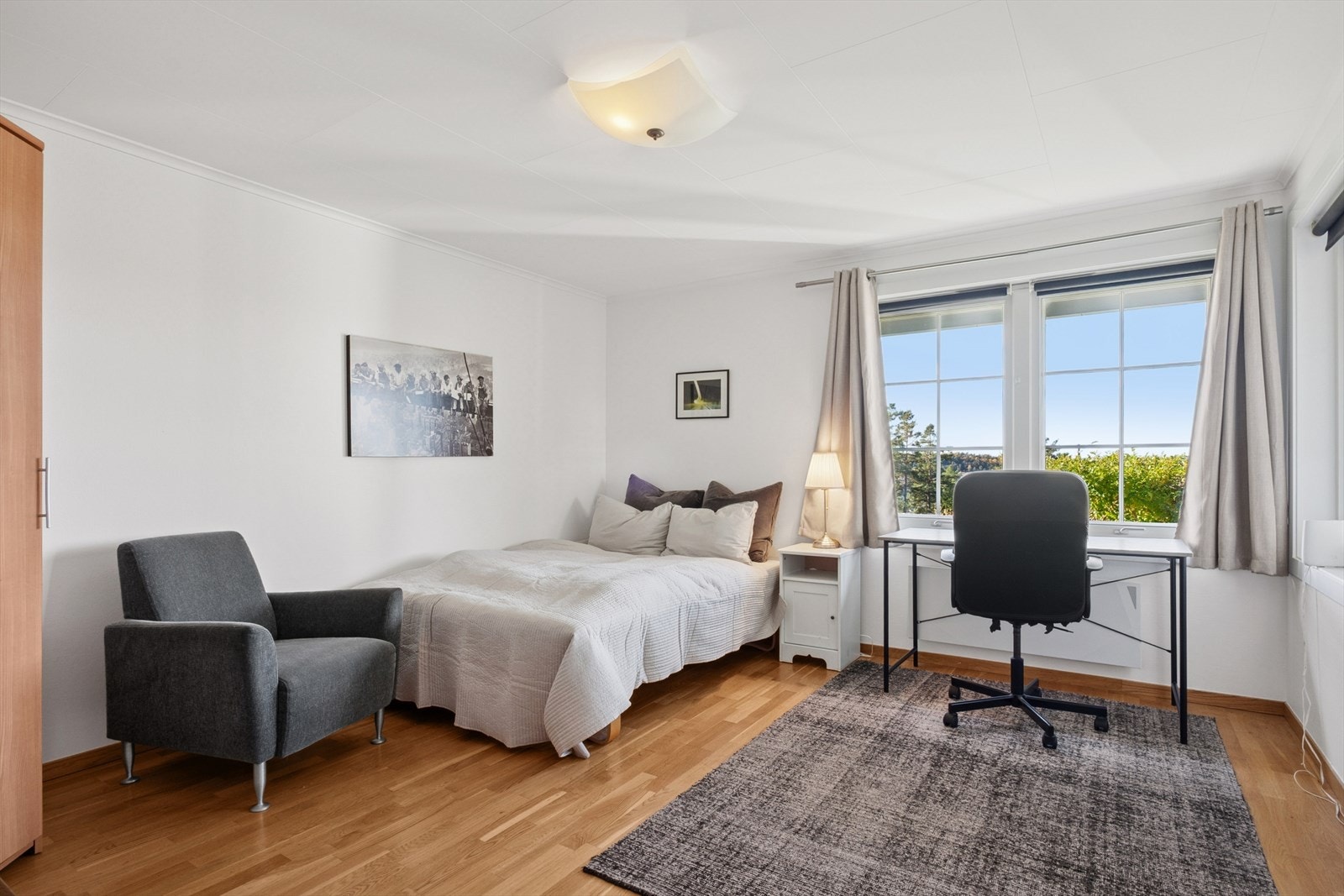 Lyst og romslig soverom. Galleribilde