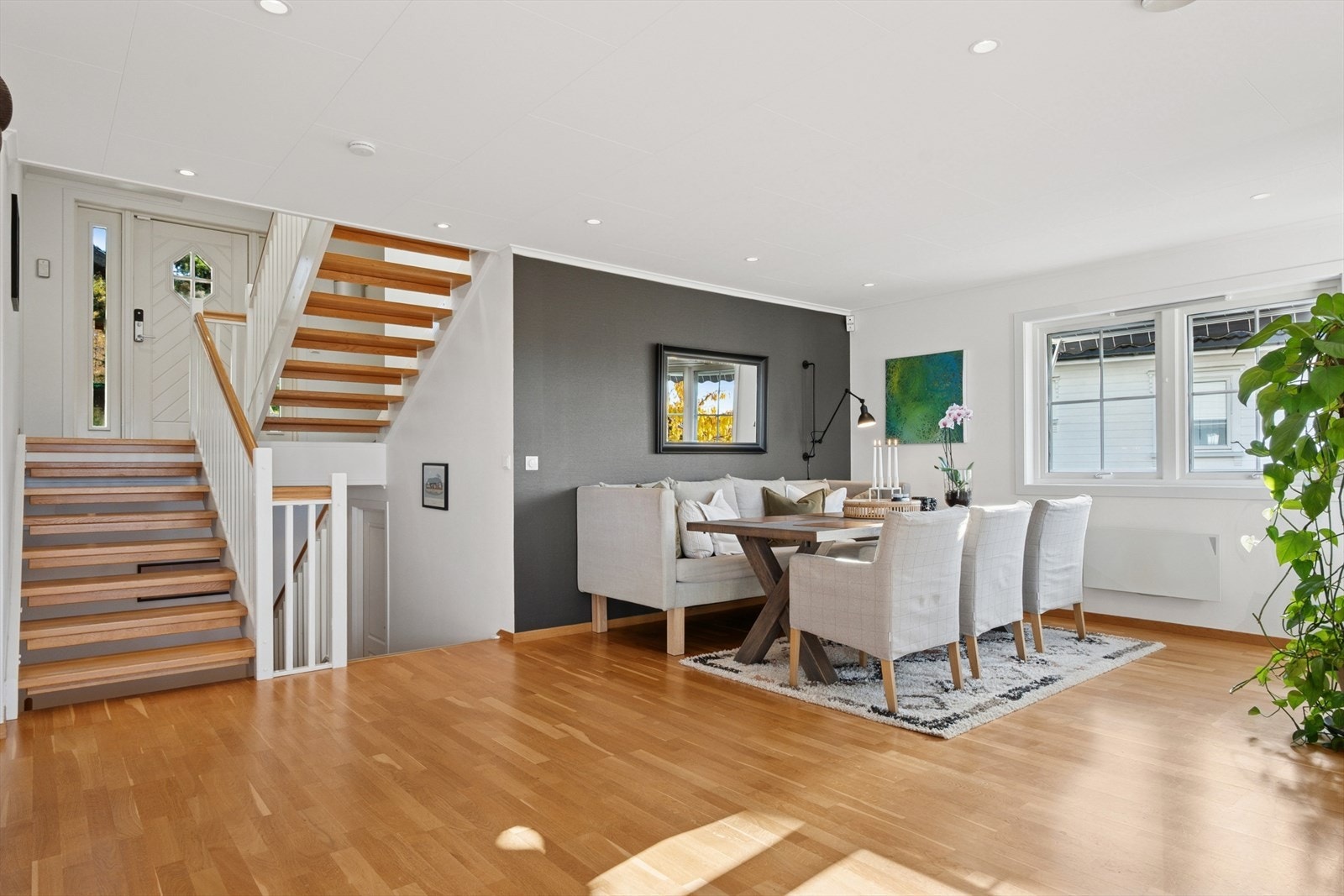 God plass for spisegruppe og hyggelige samlinger med familie og venner. Galleribilde