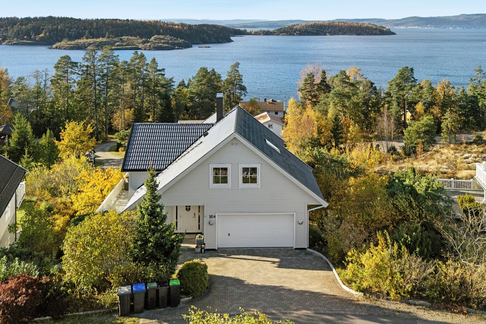 Parkering i dobbelgarasje og på egen tomt. Galleribilde
