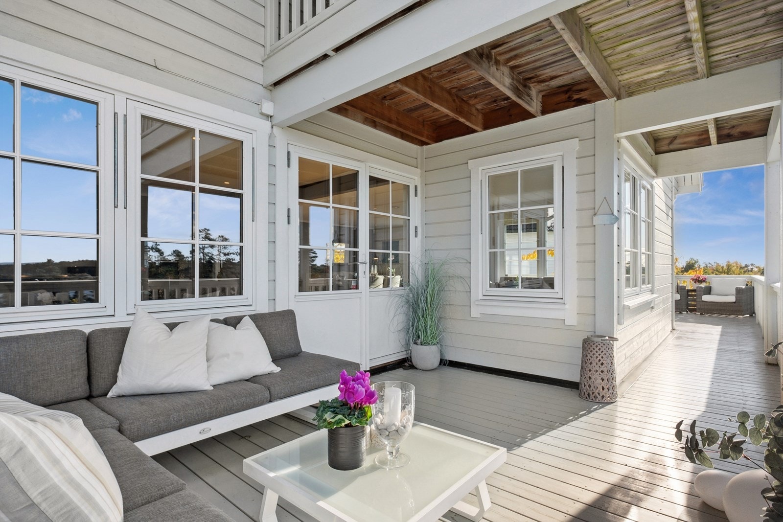 Solrik og romslig terrasseplatting på 44 kvm - perfekt for grilling, avslapning og hyggelige stunder med familie og venner. Galleribilde