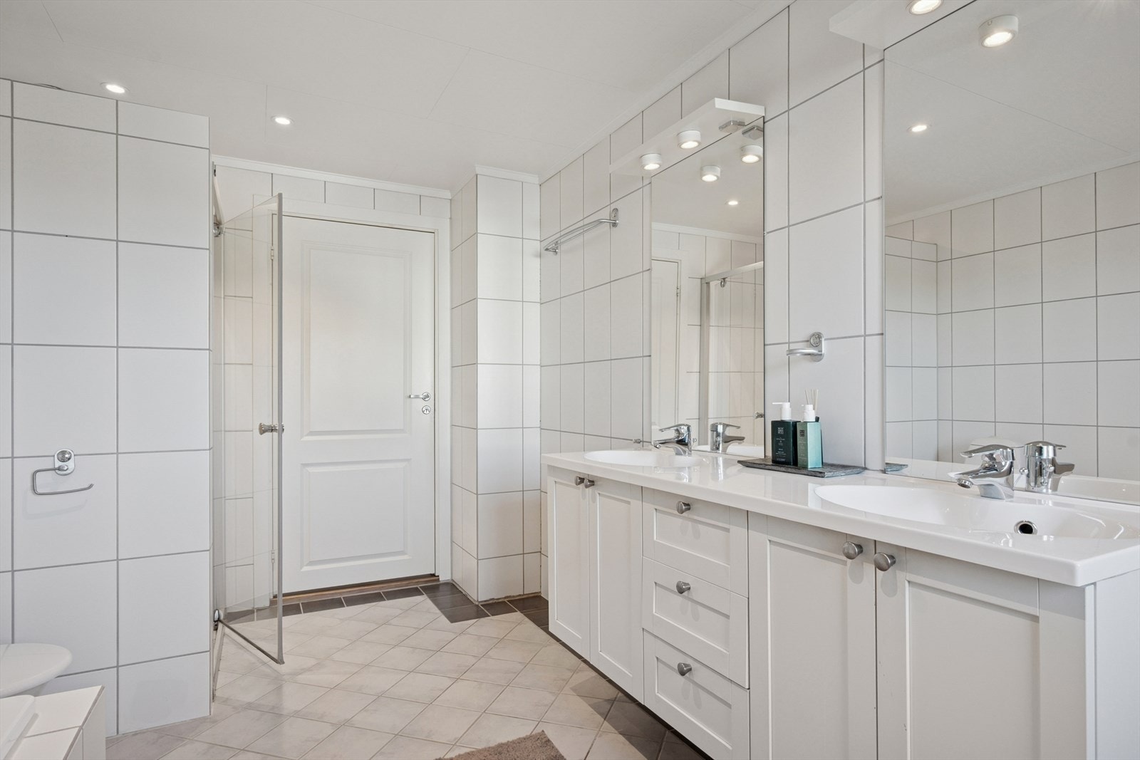 Badet i andre etasje har flislagte gulv og vegger, elektriske varmekabler og downlights i himlingen. Galleribilde