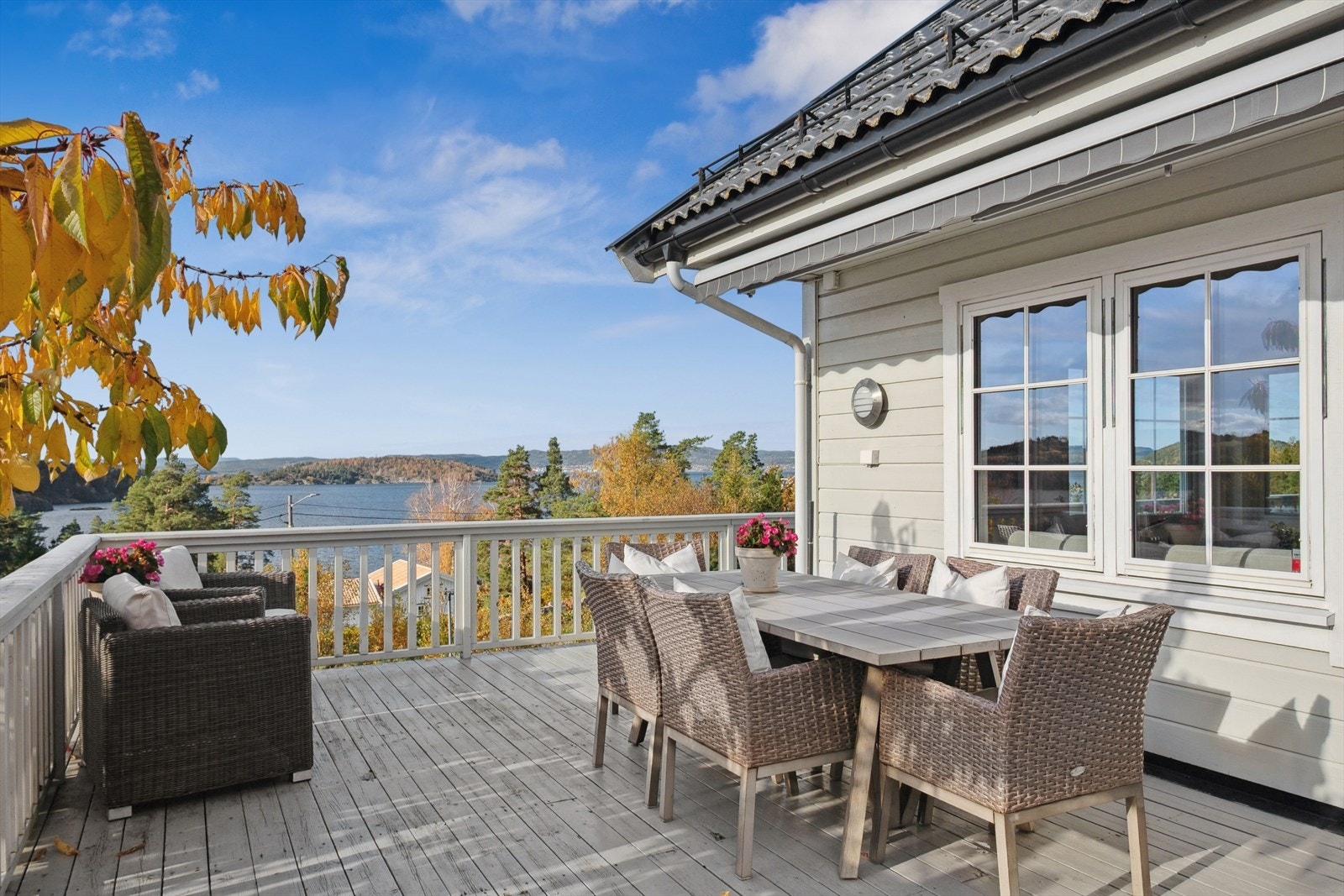 Terrassen byr på gode møbleringsmuligheter, med plass til flere sosiale soner. Galleribilde