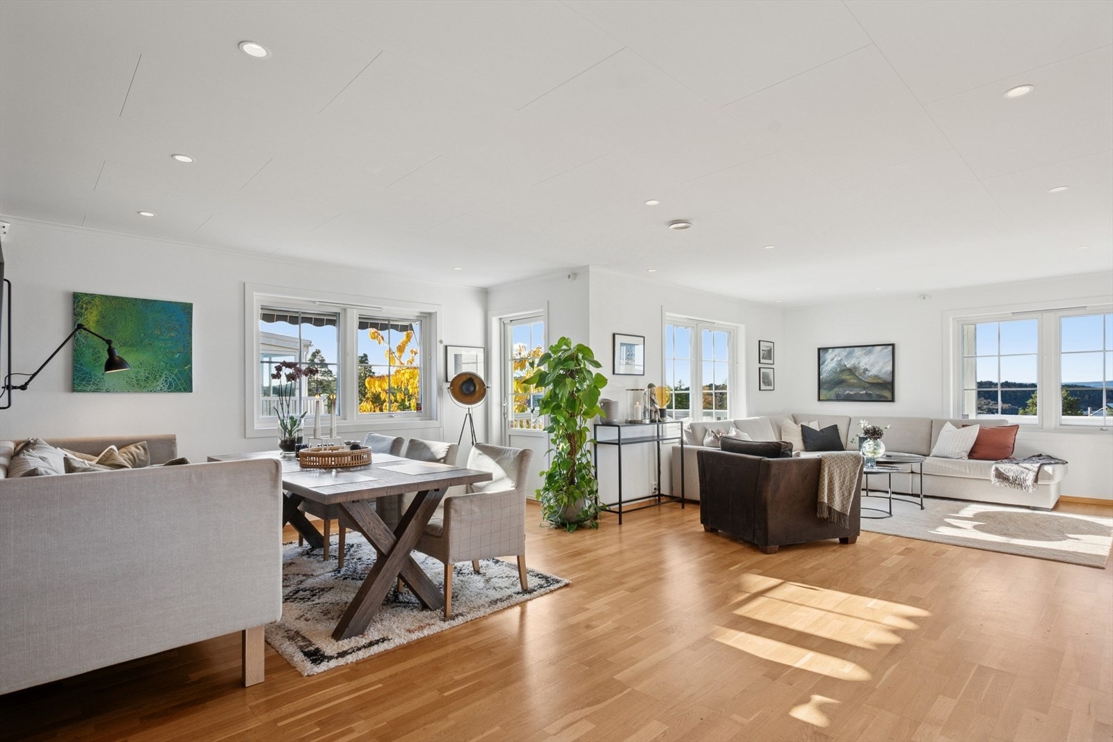 Boligen er gjennomgående med parkett på gulvet, og lyse, glatte vegger. Galleribilde