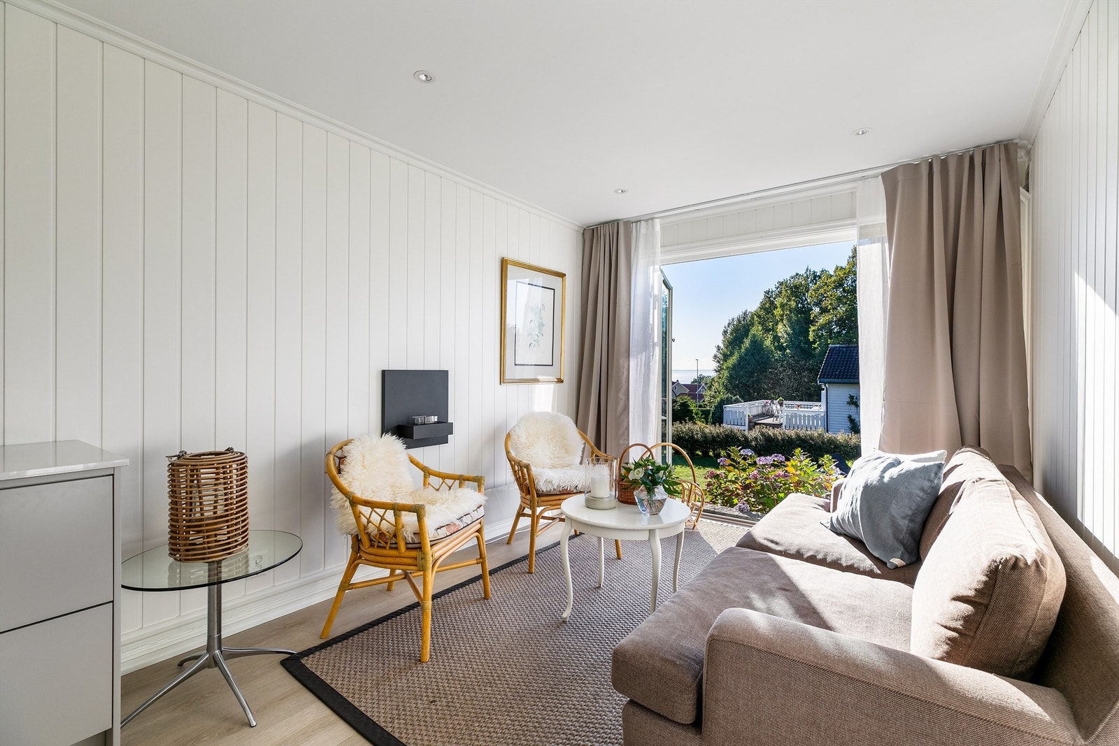 I boden innredet som utestue ble det utført oppussing i 2023. Veggene ble oppgradert med nye panelplater, gulvet med ny laminat. Galleribilde