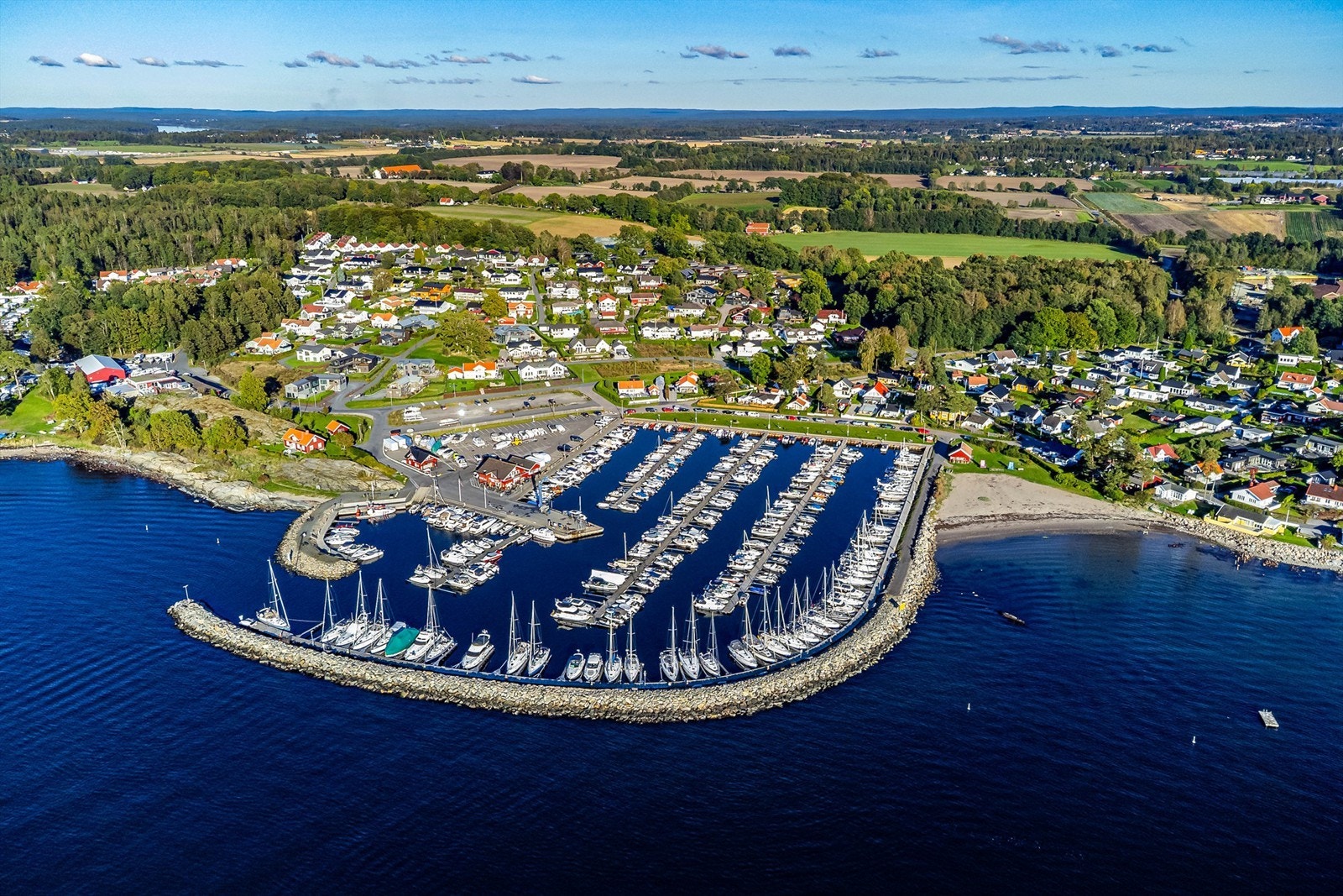 Har du båt og får plass i havnen like nedenfor boligen, får du et fint utgangspunkt for utflukter på fjorden. Galleribilde