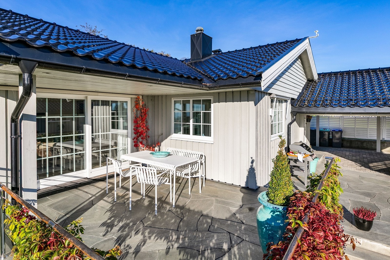 Boligen er i dag generelt velholdt. Yttertaket ble i 2012 lagt om med glasert takstein. Galleribilde