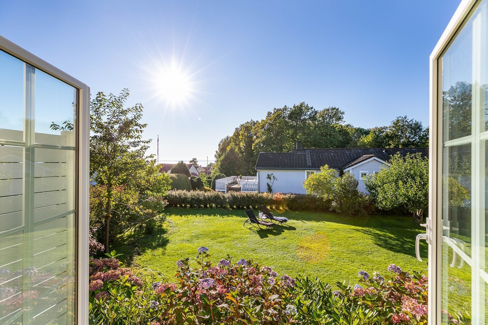 Ny to-fløyet terrassedør som bokstavelig talt åpner boden mot hagen og ettermiddags-/kveldssolen ble installert i 2023. Galleribilde