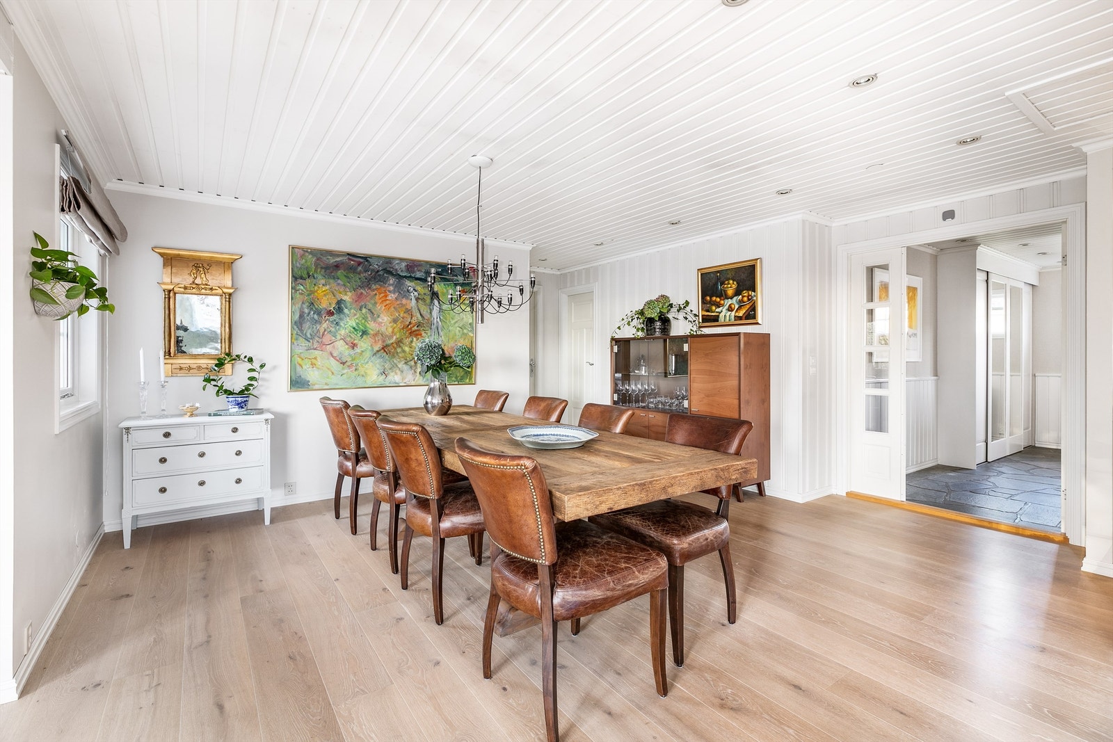 I den over 60 kvm. store stuen er det god plass til omfangsrike sittegrupper samt til større sammenkomster og anledninger gjennom året. Galleribilde