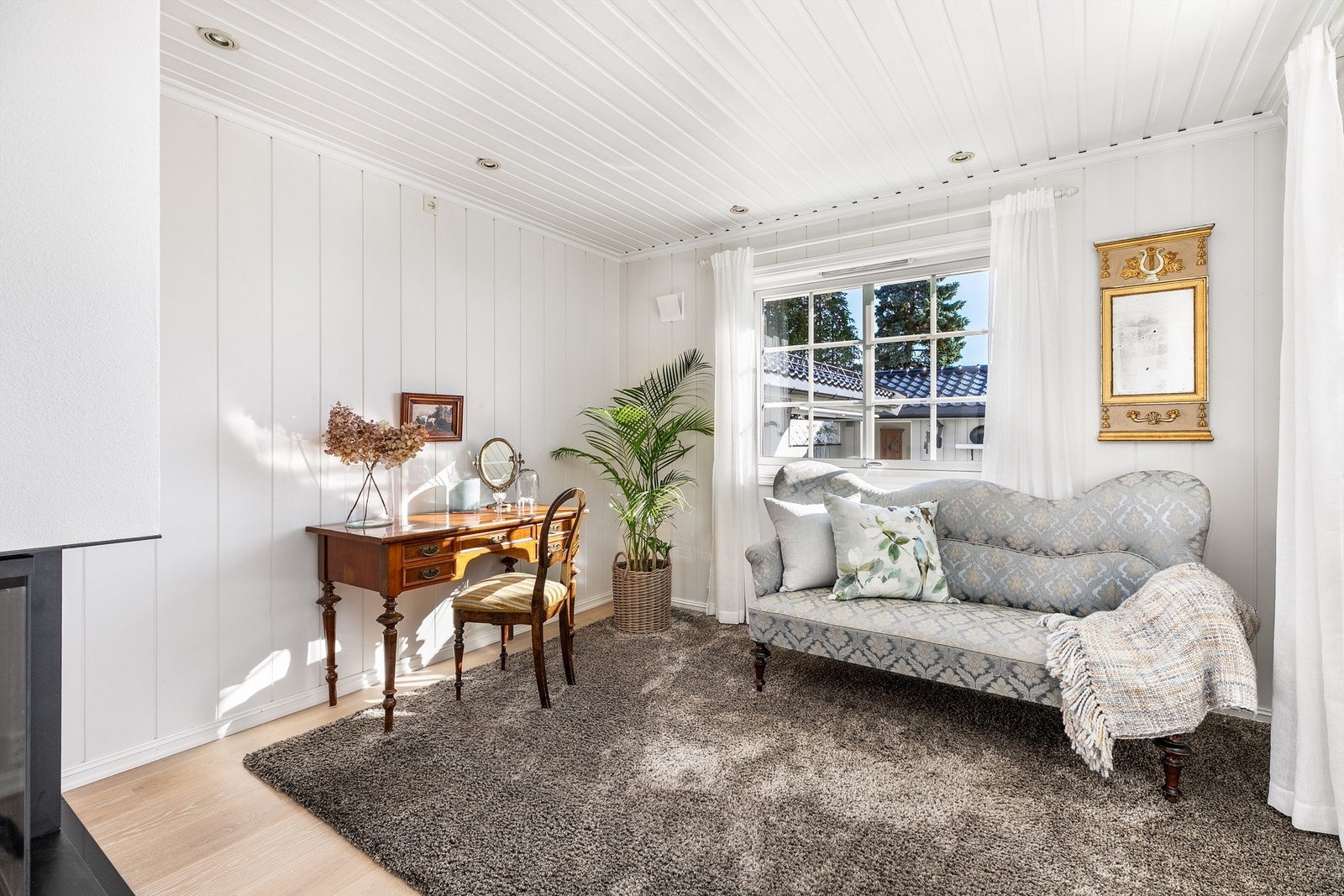 Et større antall innfelte spotter lyssetter stuen effektfullt. Galleribilde