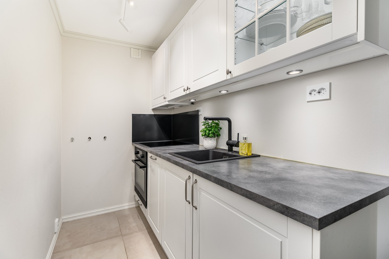 Helt nytt, påkostet Norema-kjøkken med oppvaskmaskin ble etablert i hybel i 2022. Alle overflater er nye. Gulvet har varmekabler og fliser. Galleribilde