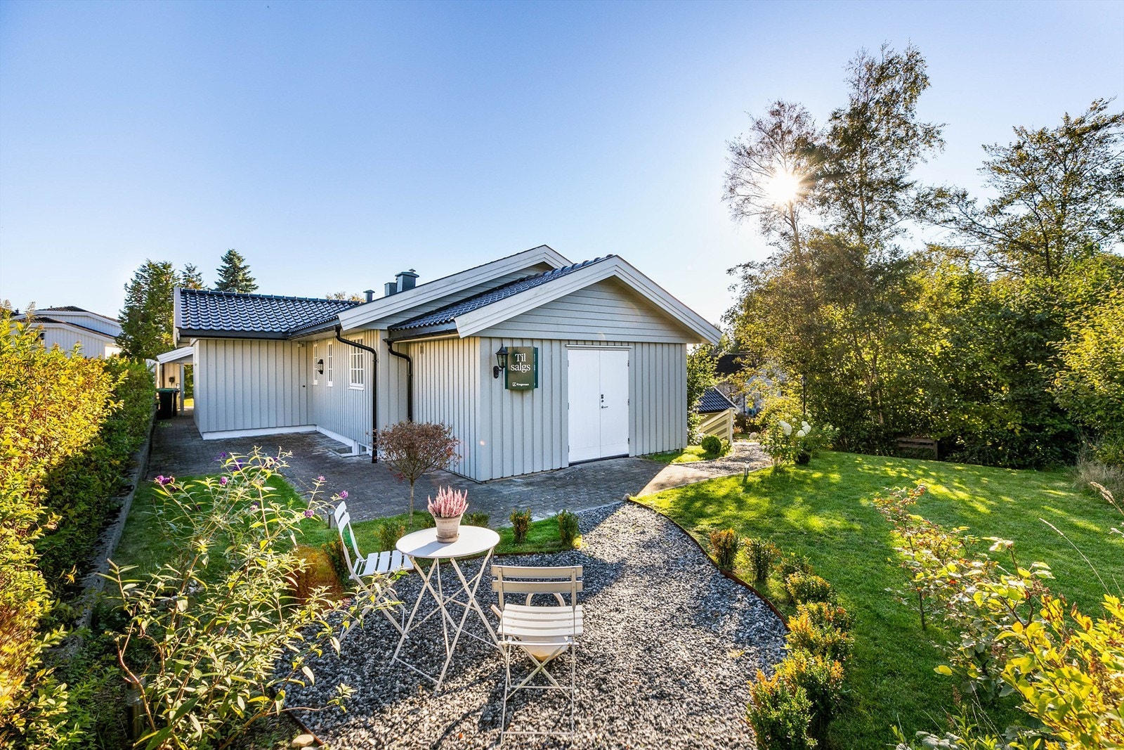 Boden inntil nordre gavlvegg er på over 13 kvm., isolert og utstyrt med panelovn. Boden er således ypperlig for lagring av maling, matvarer m.m. Galleribilde