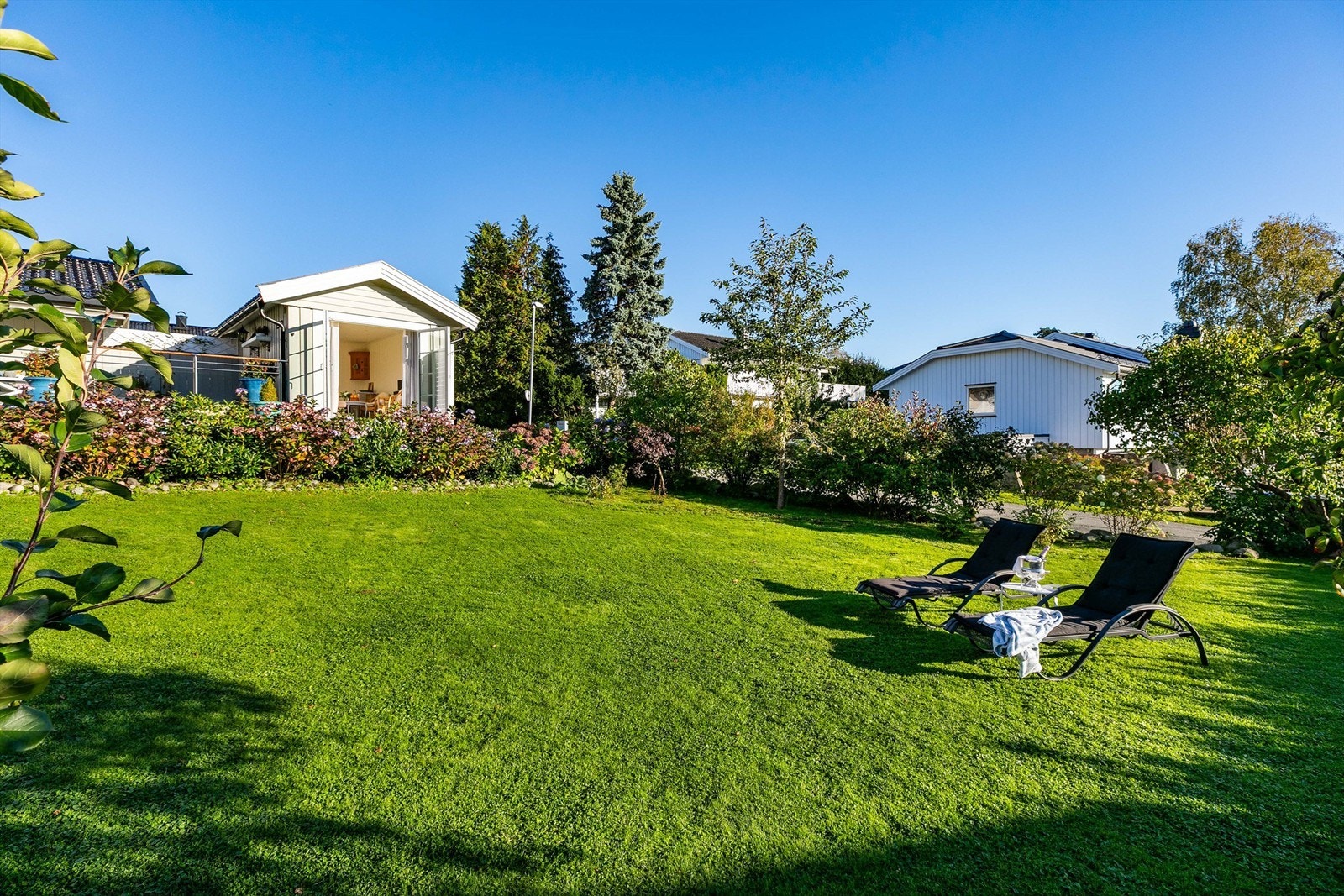 Robotgressklipper tar seg av det meste av klipping på eiendommen. Galleribilde