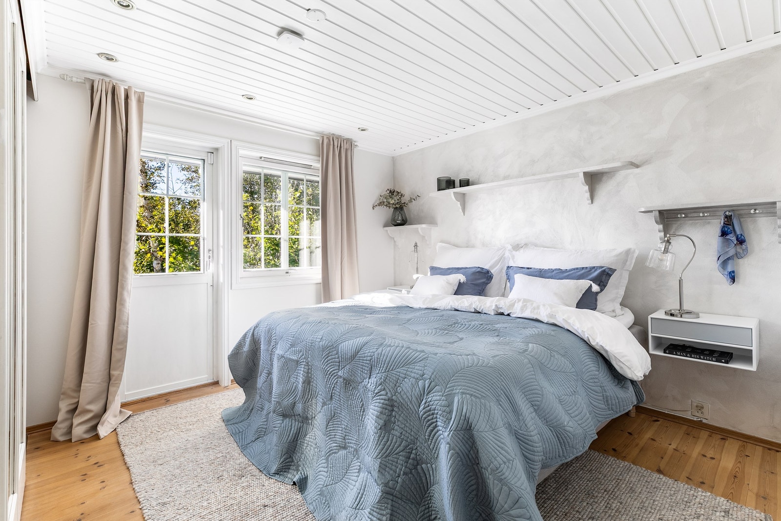 Hoveddelens to soverom er samlet i boligens nordre ende. Hovedsoverommet på ca. 13 kvm. Galleribilde