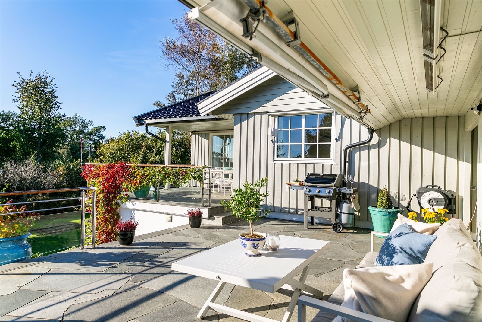 Solforholdene på terrassen er meget gode, sommerstid frem til sen kveld. Med den motoriserte markisen oppnås solskjerming enkelt når det trengs. Galleribilde