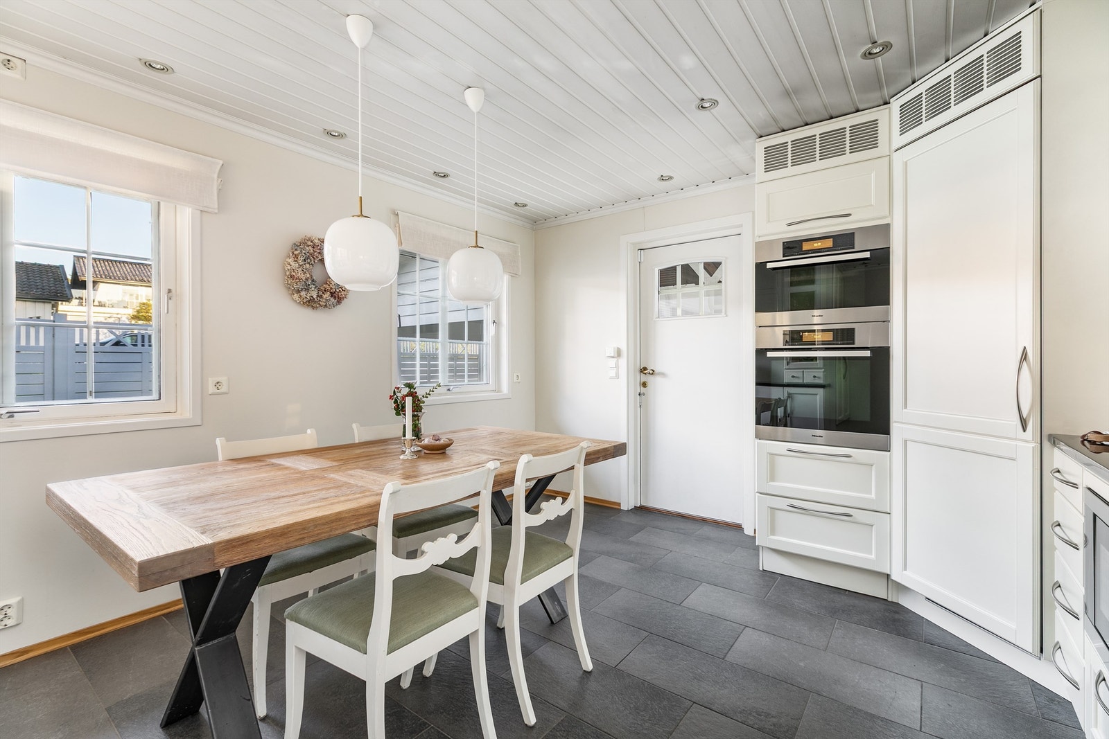 I det daglige er kjøkkenet et naturlig samlingsrom. Gjennom den ekstra ytterdøren er det enkelt å ta med måltidene ut på den store terrassen. Galleribilde