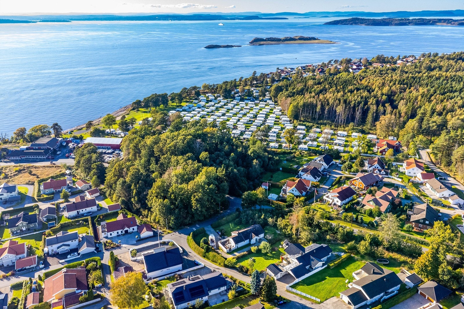 Sjø og vakker natur med mange turmuligheter venter like utenfor døren. Fra Fuglevik tar det ca. 10 min. til både E6 og toget. Galleribilde