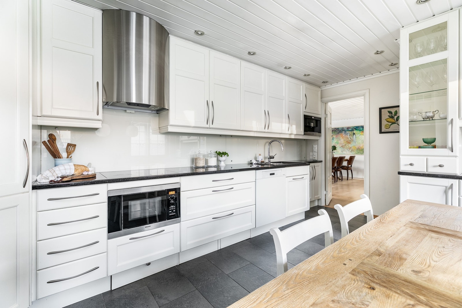 Kjøkkenets innredning er en omfangsrik, velutstyrt og ikke minst velholdt løsning fra Huseby, installert i 2011. I gulvet er det varme. Galleribilde