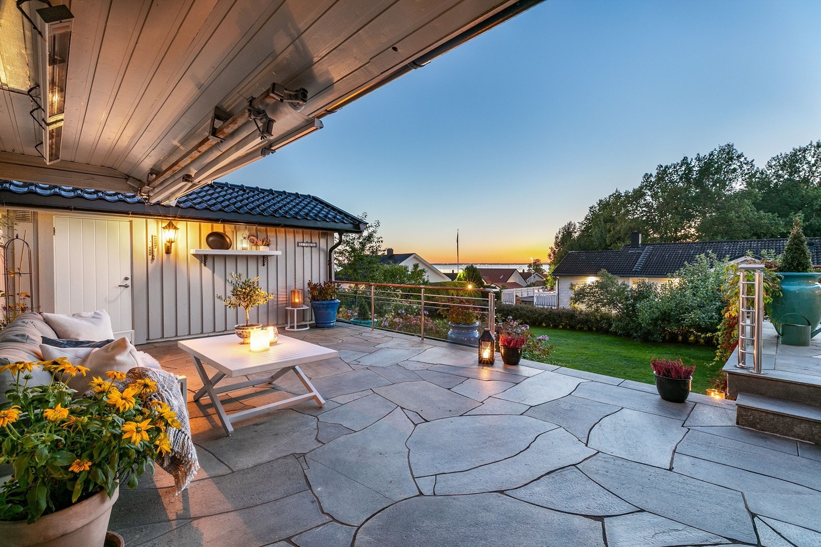 Fjordutsikten sees fra alle deler av den store terrassen. Galleribilde