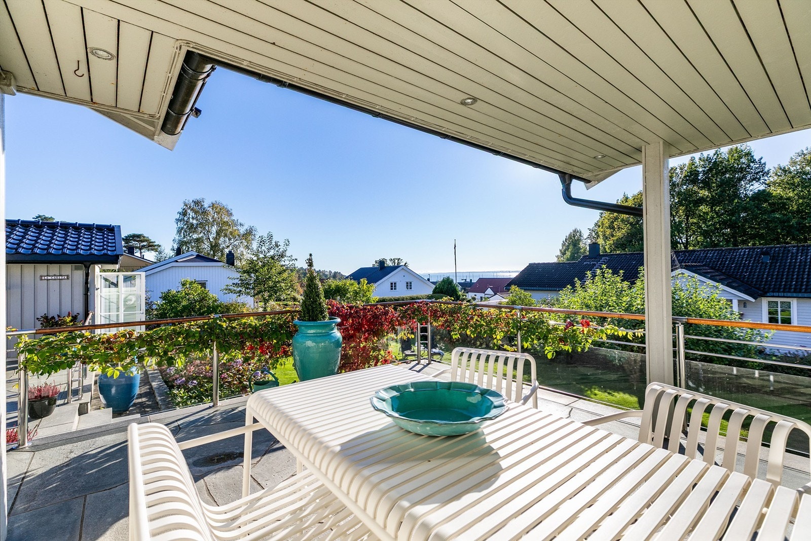 Utsikten og solen kan nytes til det fulle utendørs på den nesten 60 kvm. store skiferterrassen. Galleribilde